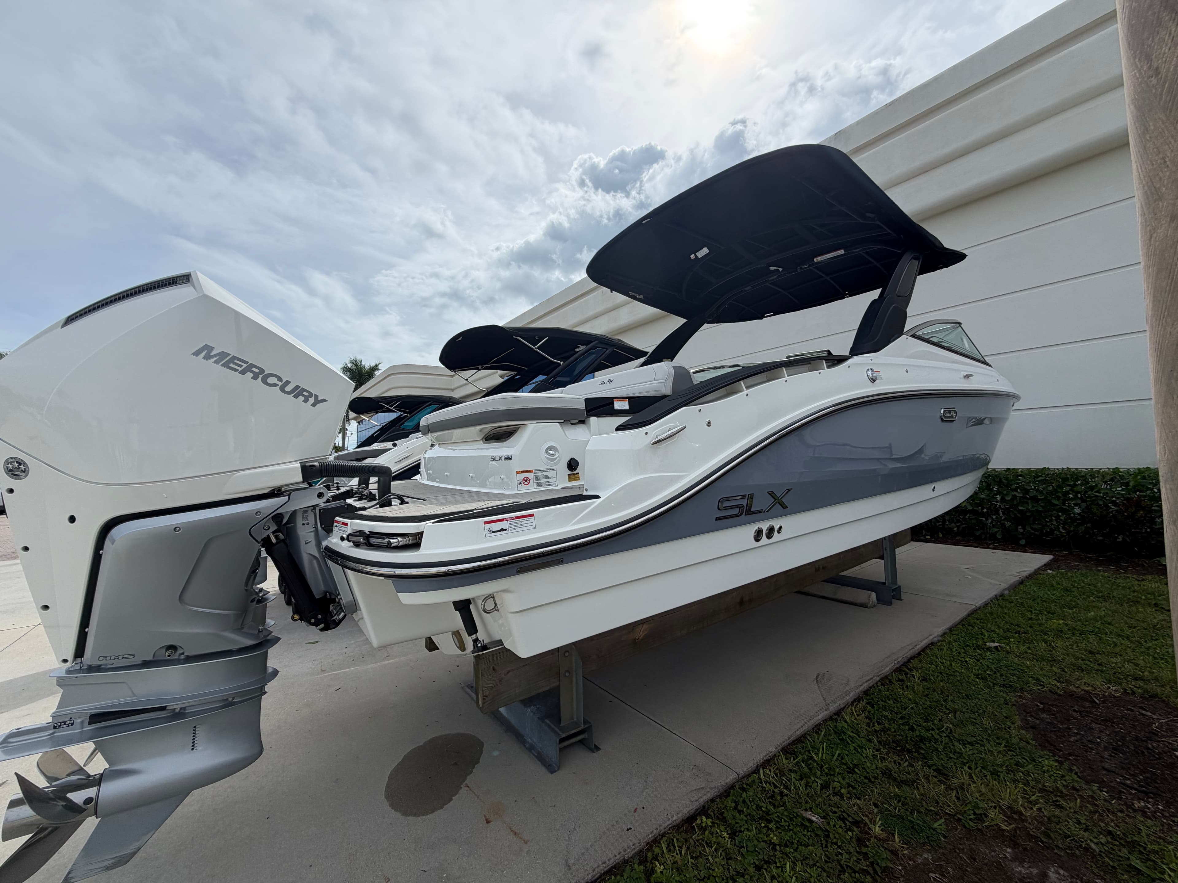 2027 Sea Ray SLX 280 Outboard for Sale in Stuart, Florida Bowrider