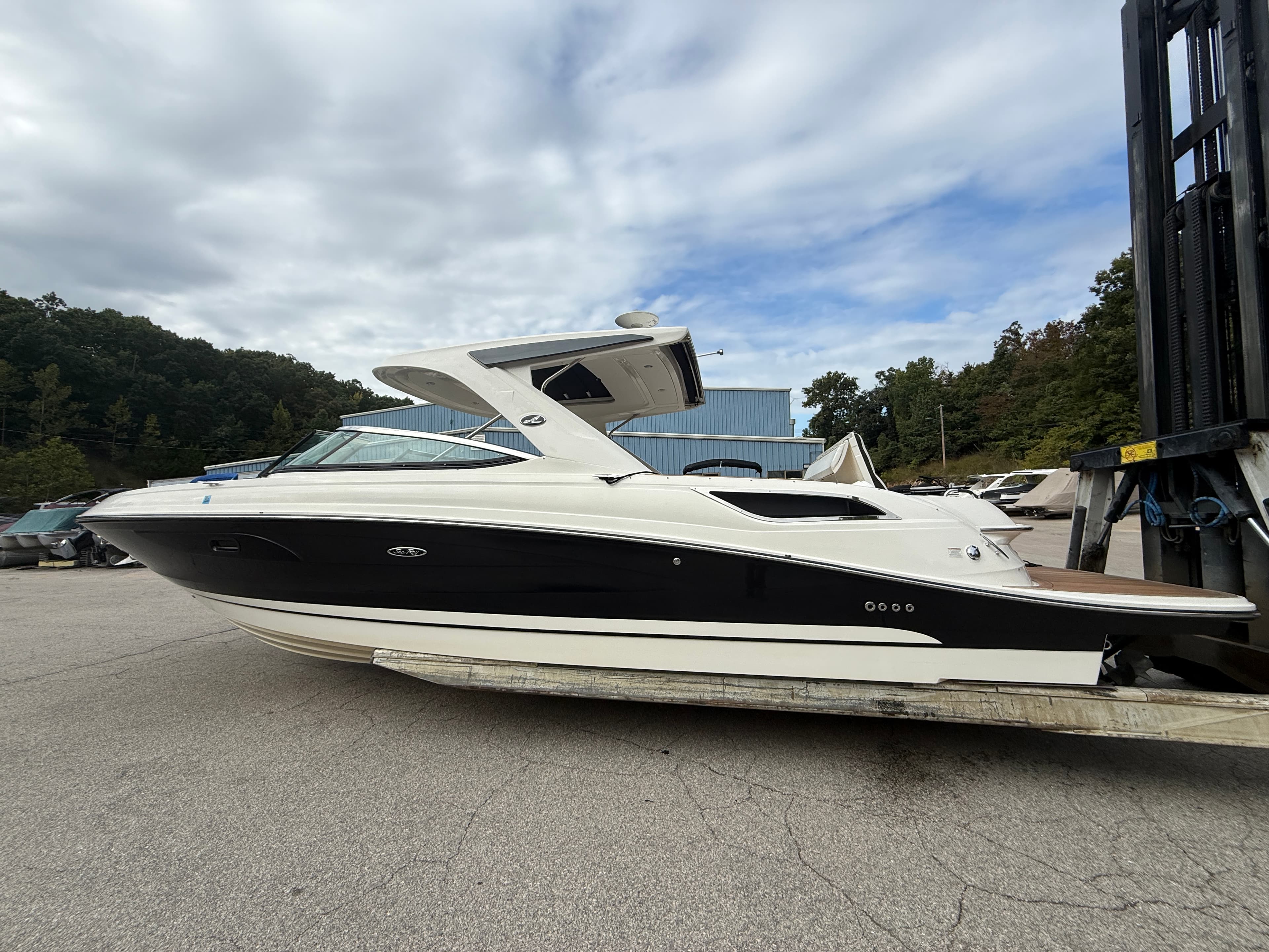 2017 Sea Ray SLX 350 for Sale in Lake Ozark, MO Bowrider 2