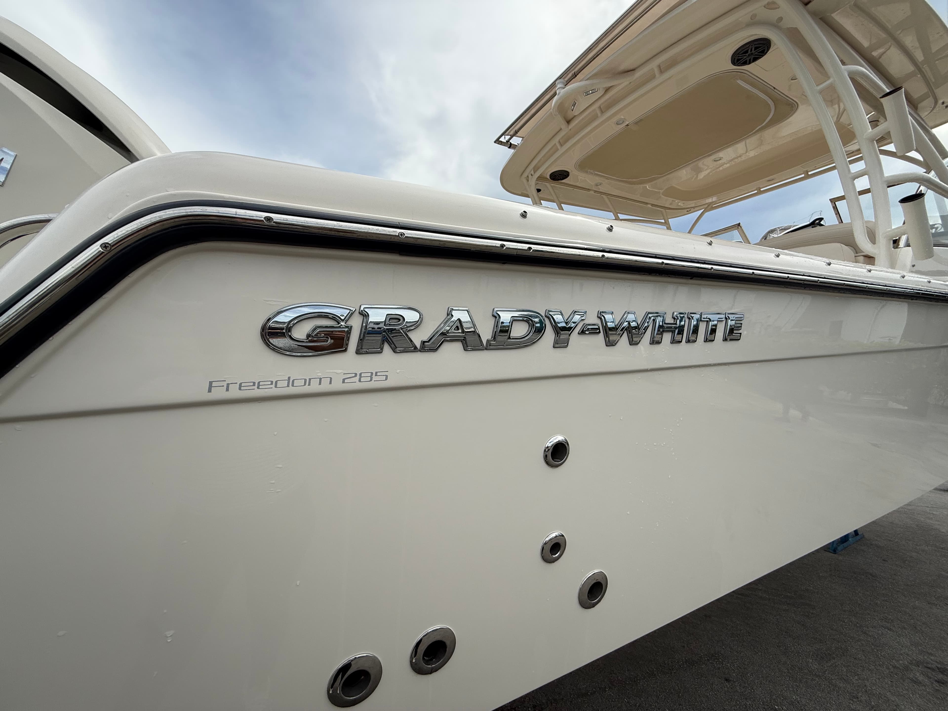 2027 Grady-White Boats Freedom 285 for Sale in Miami, FL Bowrider 3