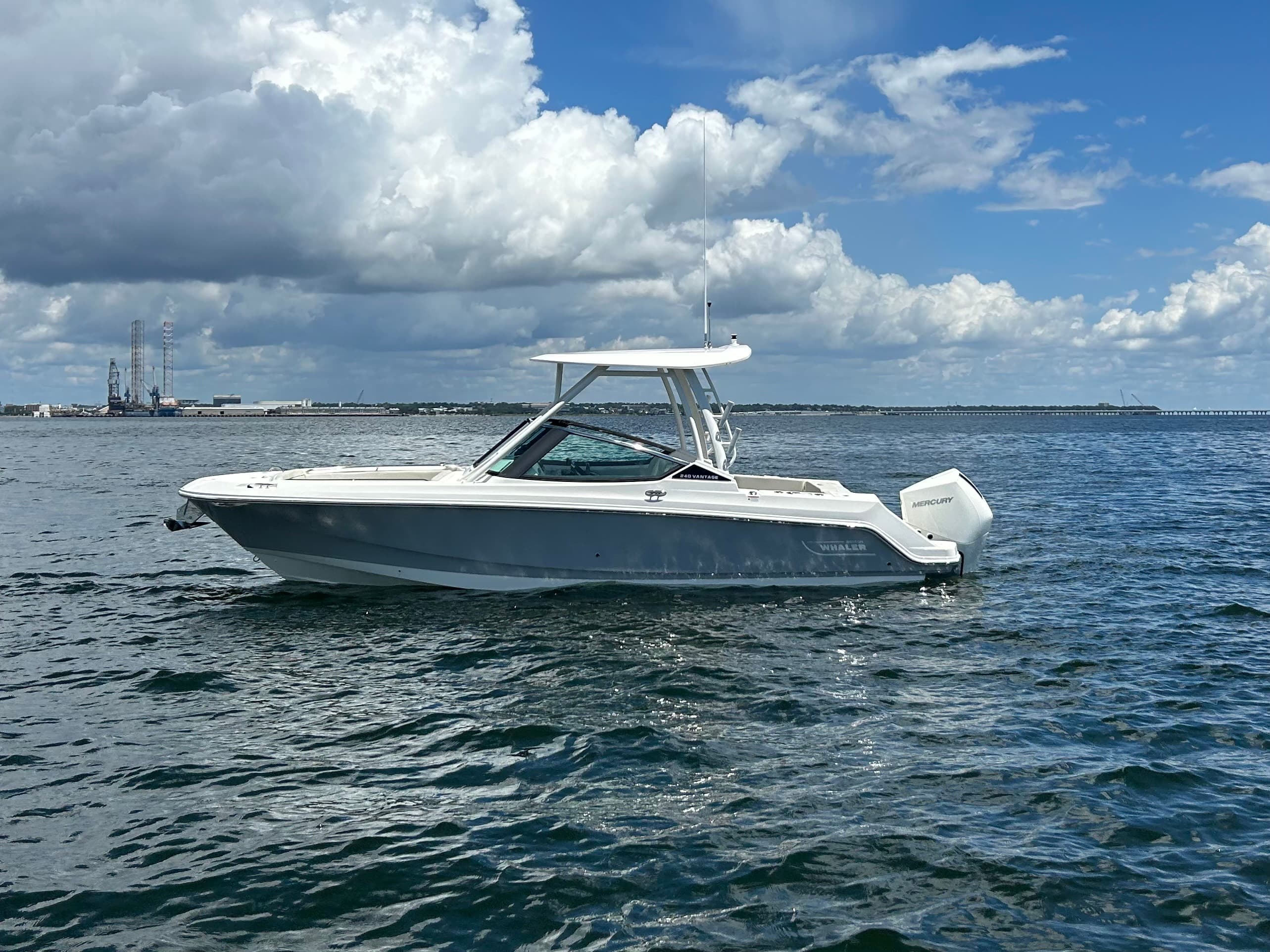2027 Boston Whaler 240 Vantage for Sale in Pensacola, Florida Dual Console