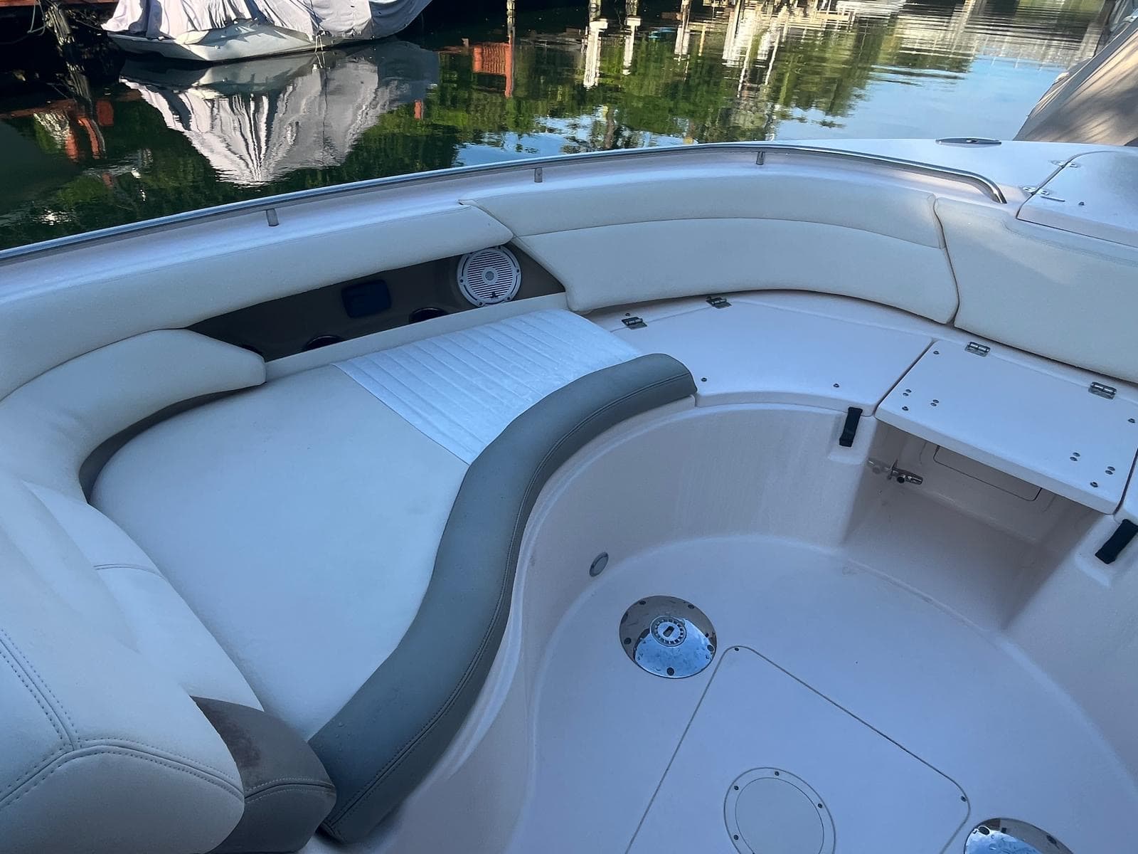 2014 Grady-White Boats Freedom 375 for Sale in Miami Shores, FL Bowrider 4