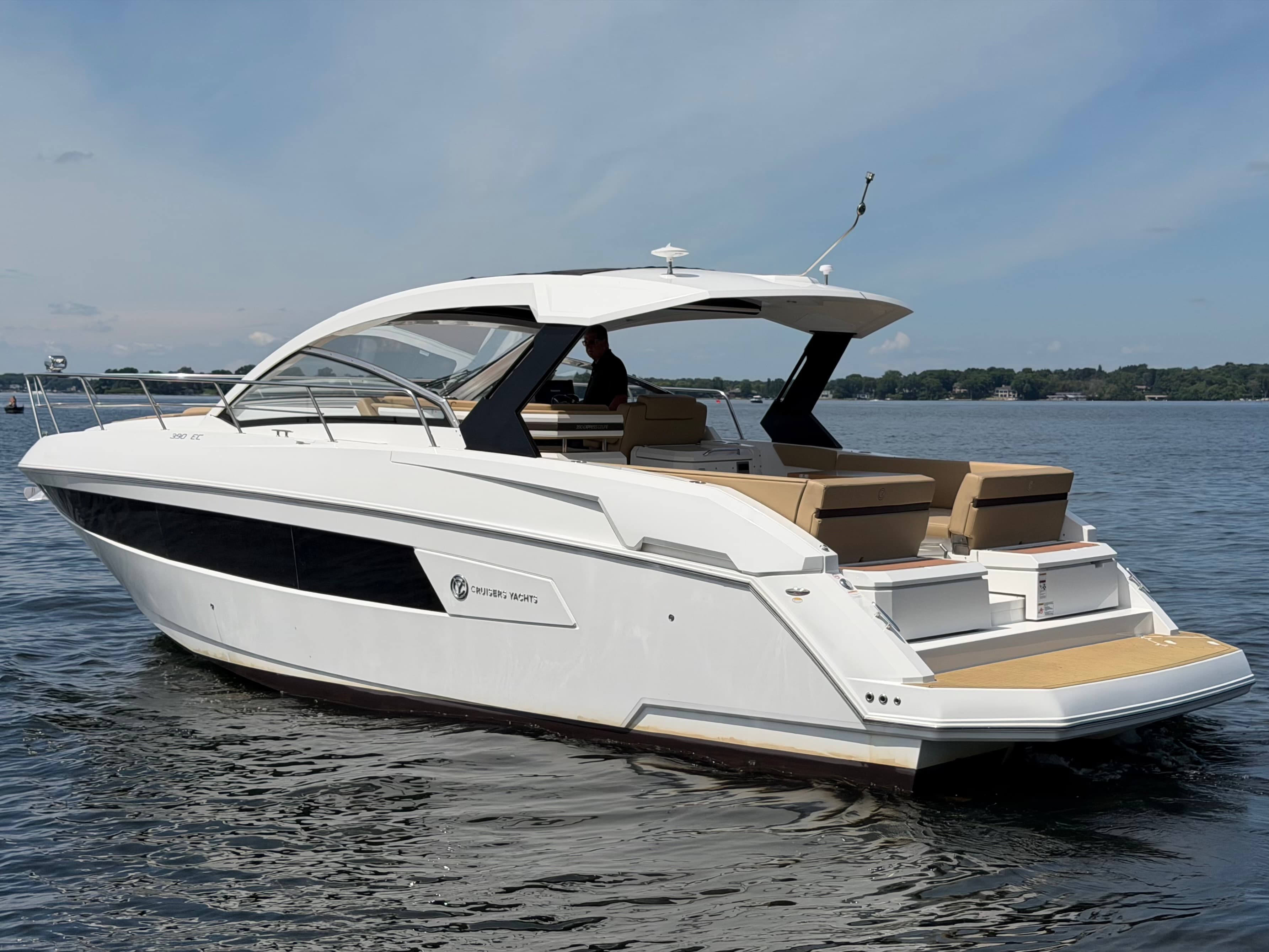 2015 Cruisers Yachts 390 Express Coupe for Sale in Excelsior, Minnesota Express Cruiser 4