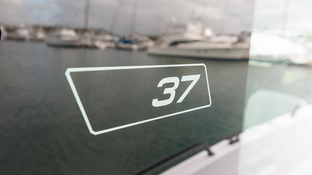 2023 Axopar 37 XC Cross Cabin