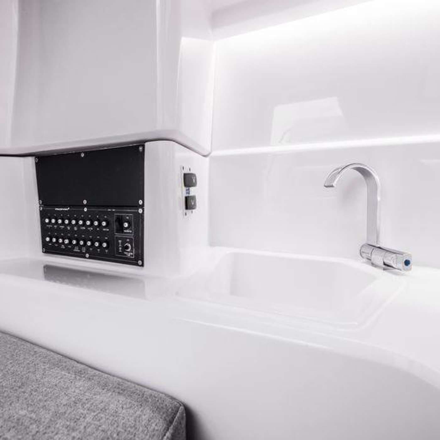 2023 Axopar 25 Cross Top Sold in San Diego, California Center Console 2