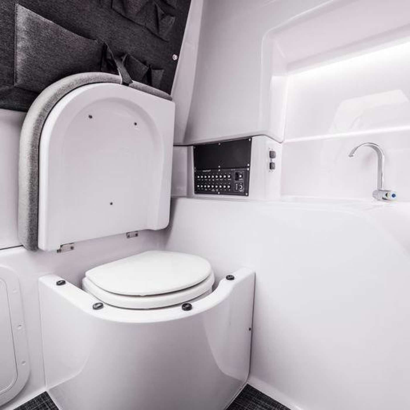 2023 Axopar 25 Cross Top Sold in San Diego, California Center Console 4