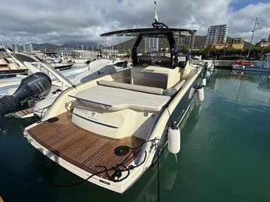 Invictus Yachts GT320 in vendita