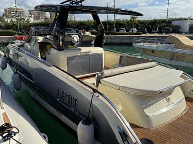 Invictus Yachts GT320 in vendita