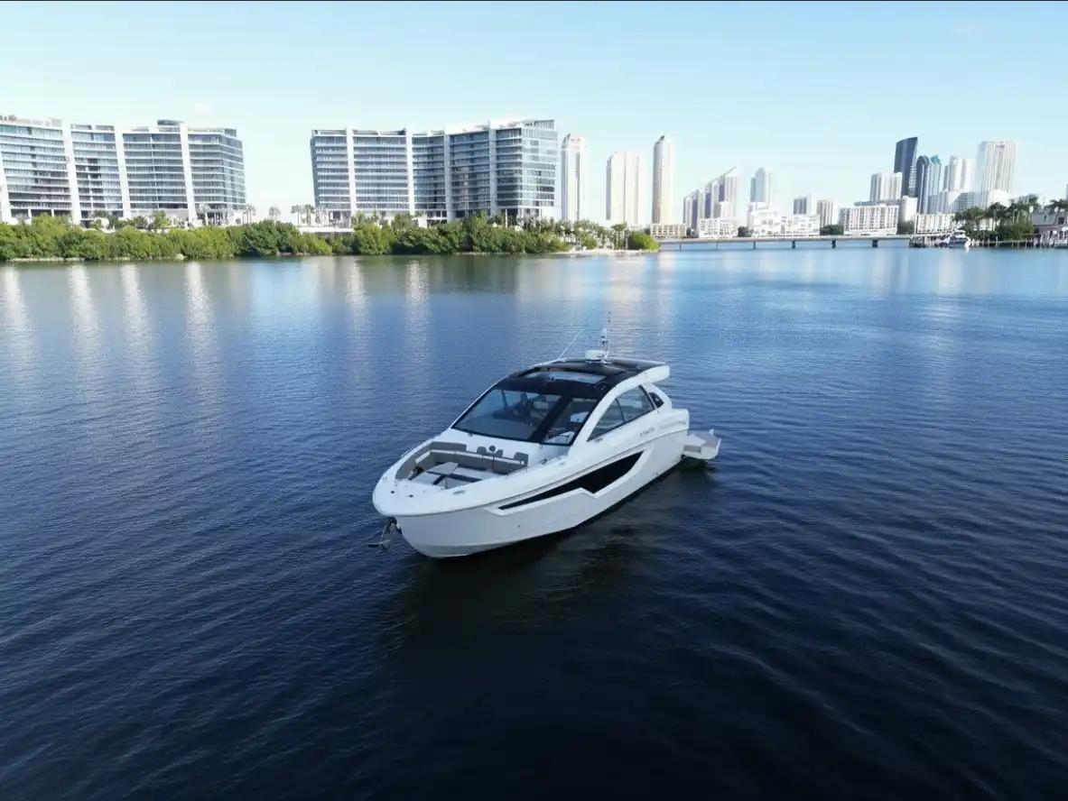 Cruisers Yachts 42 GLS OB zum Verkauf