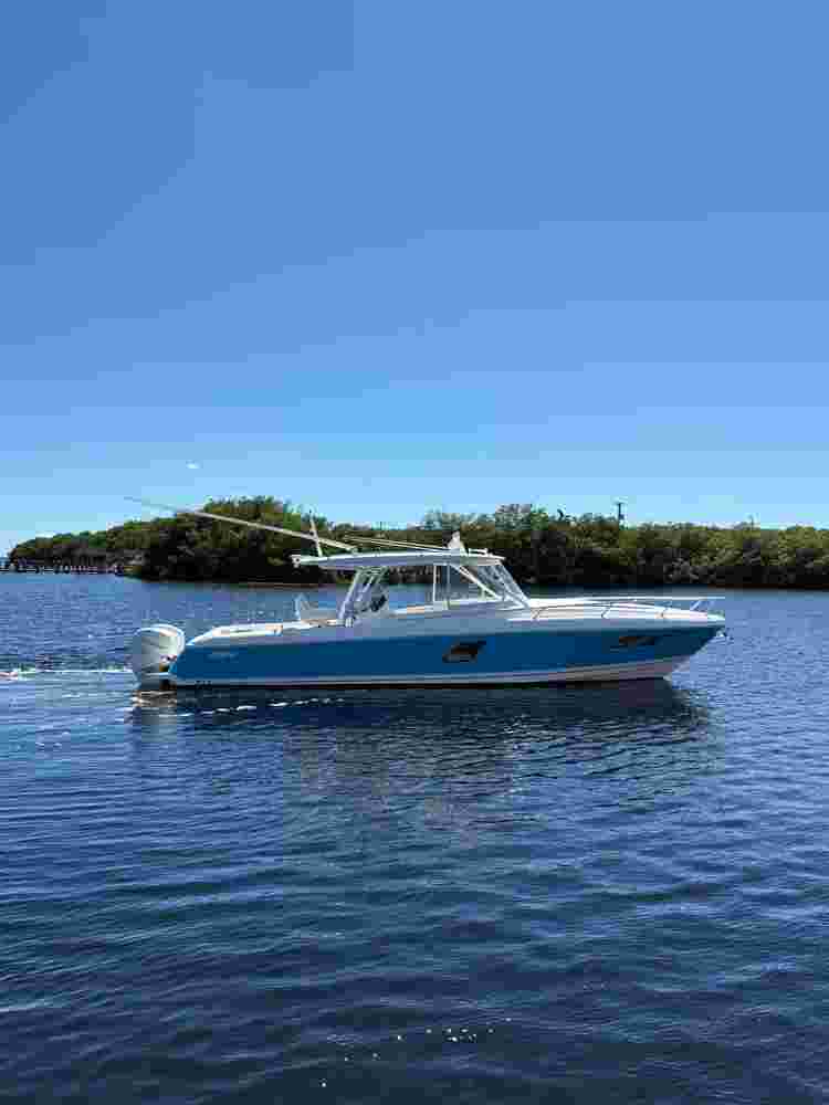 2018 Intrepid Powerboats 407 Cuddy