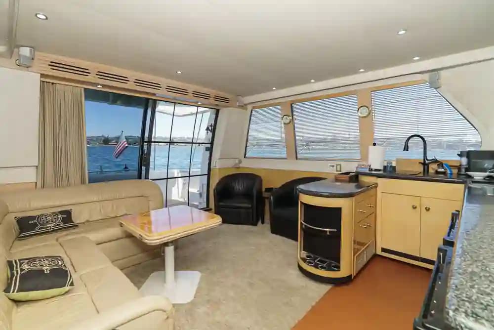 Carver 530 Voyager Pilothouse in esposizione