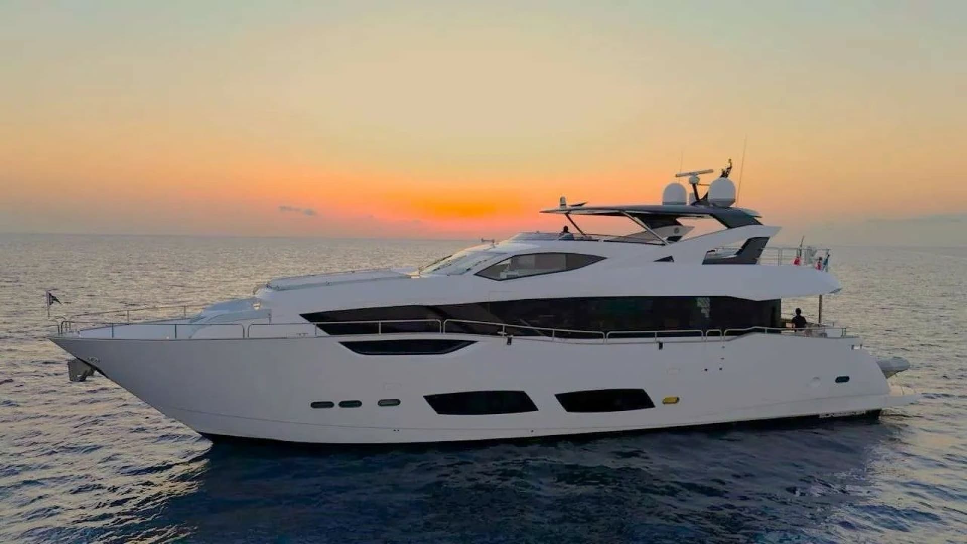 2022 Sunseeker 95 Yacht for Sale in Athens, GR Flybridge
