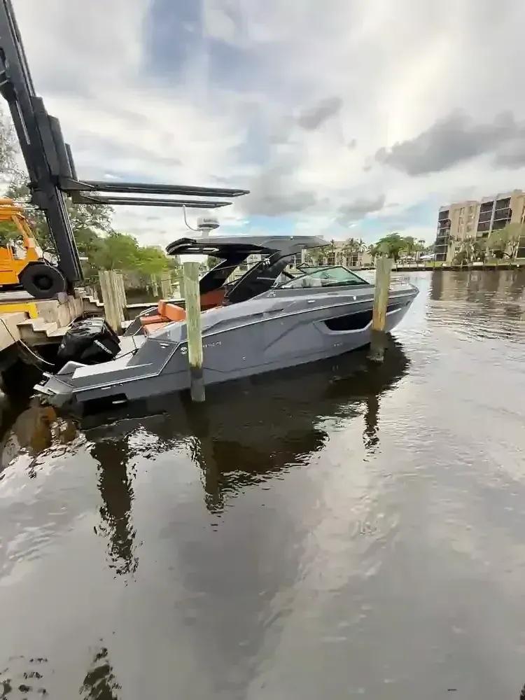 Cruisers Yachts 34 GLS I/O à vendre