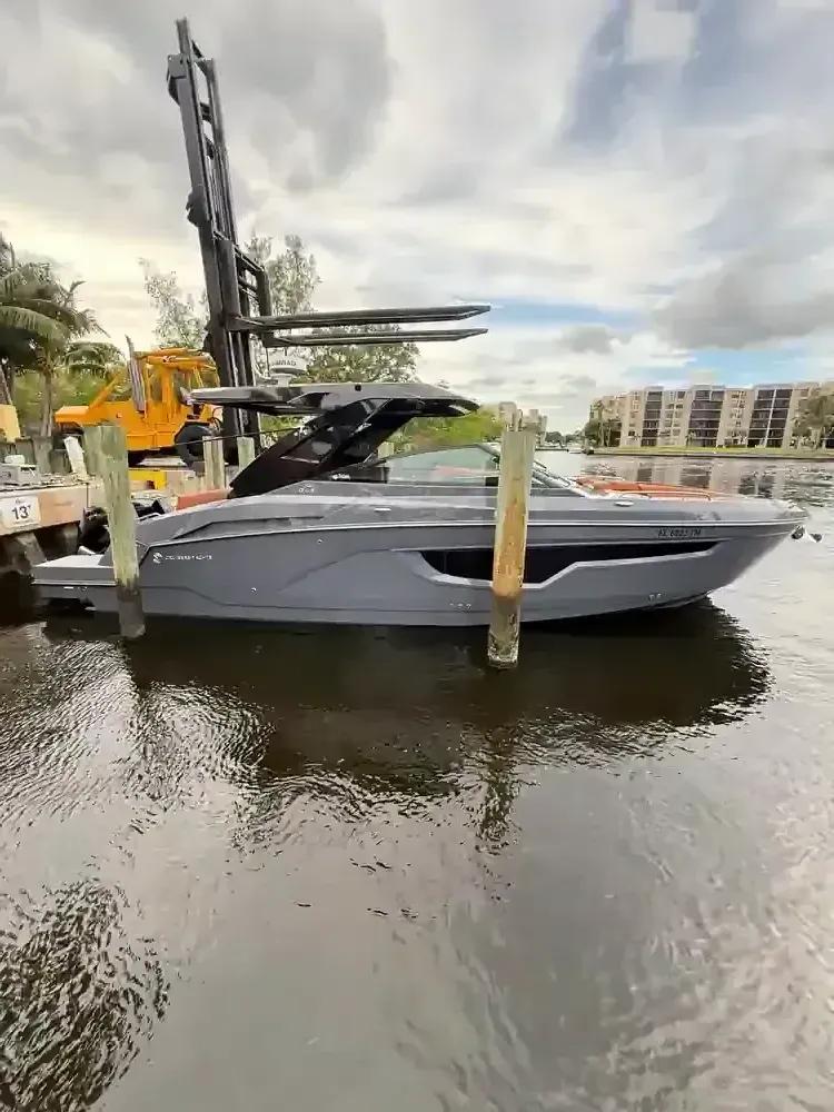 Cruisers Yachts 34 GLS I/O à vendre