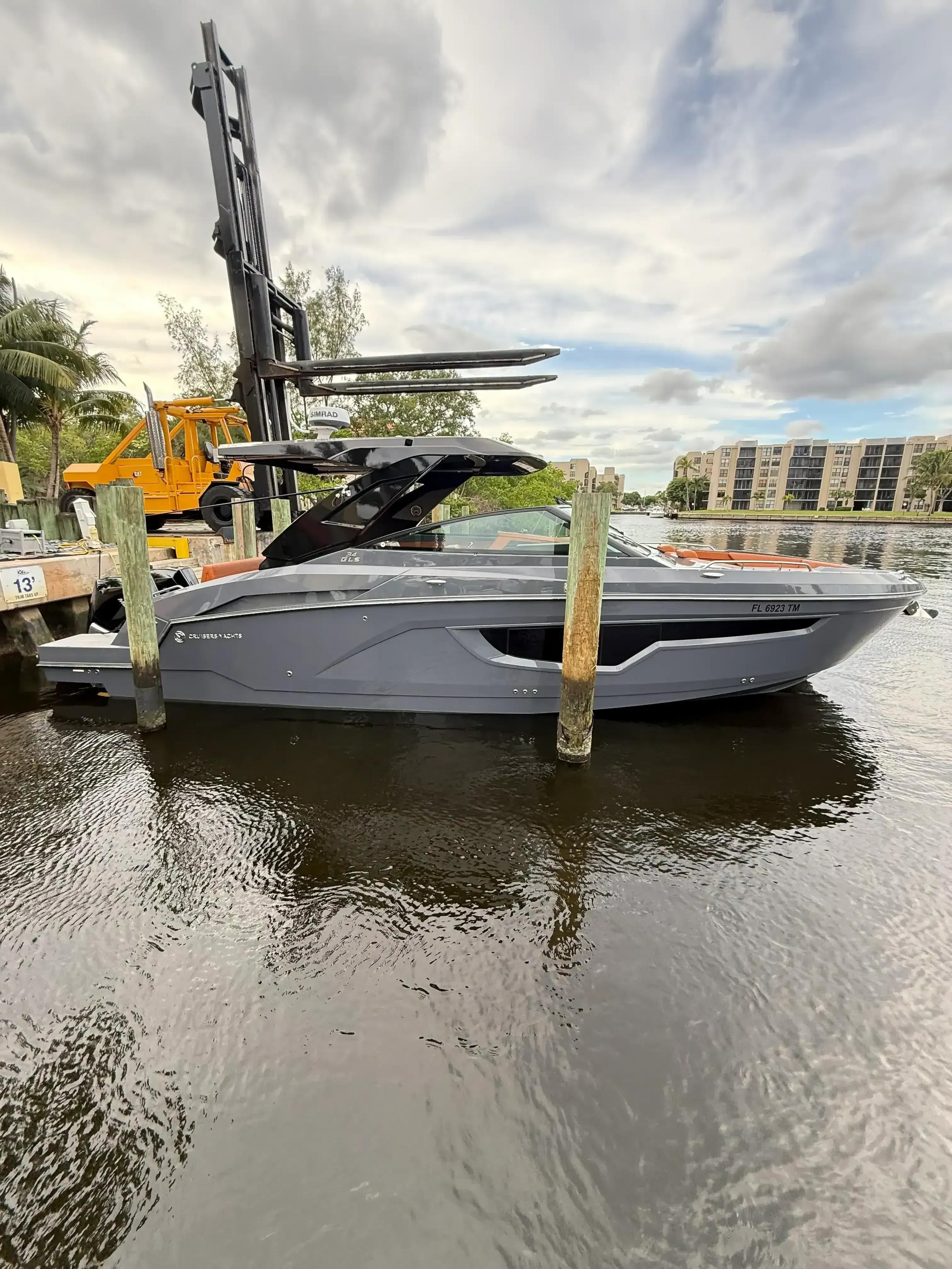 Cruisers Yachts 34 GLS I/O à vendre