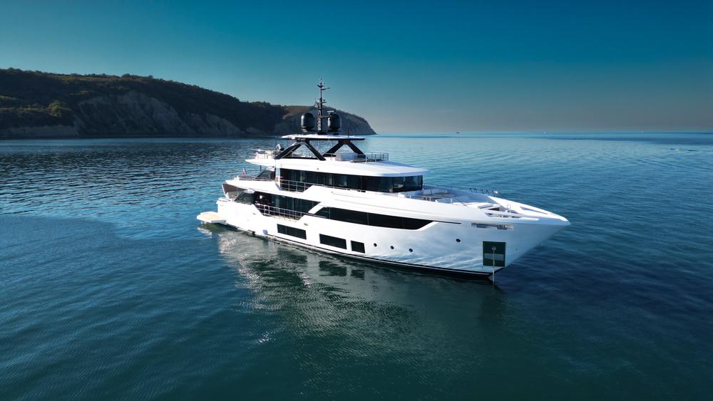 2025 Custom Line Navetta 38