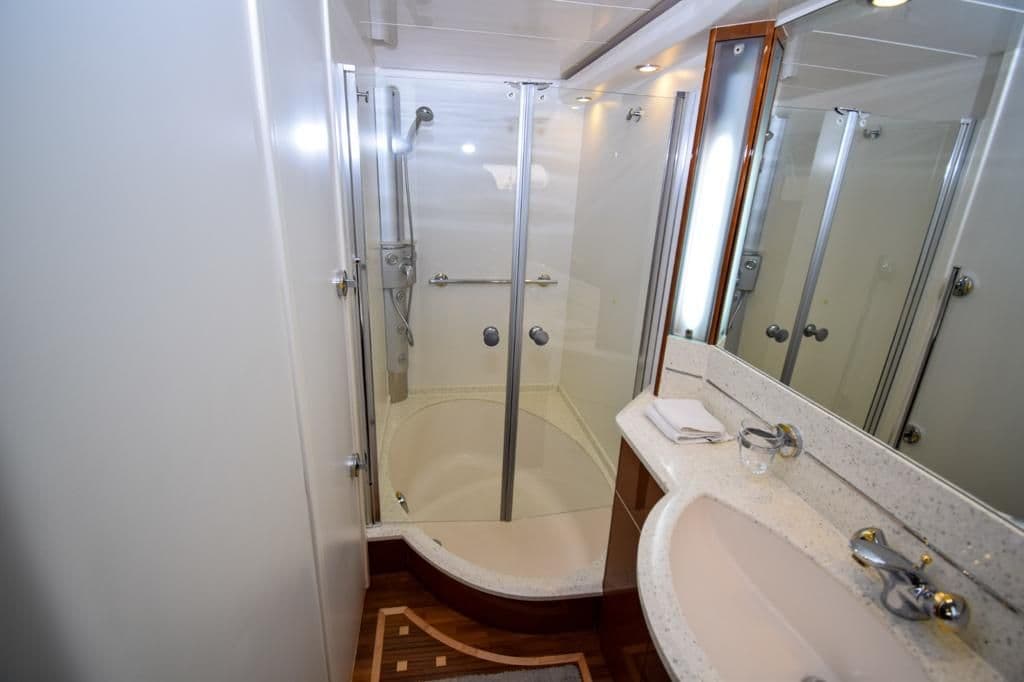 2004 Princess Yachts PR82 te koop in Limassol, CY Flybridge 1