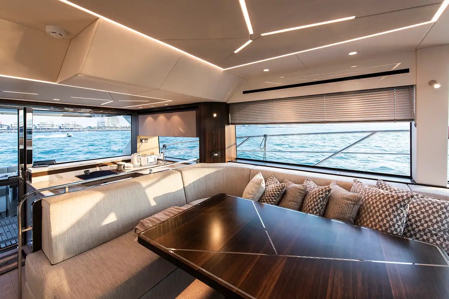 2023 Sunseeker Manhattan 55 in vendita a Dubai, AE Motor Yacht 4
