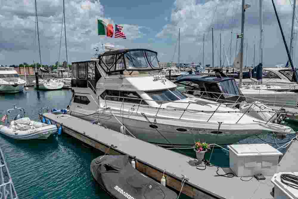 1991 Cruisers Yachts 3850 Aft Cabin