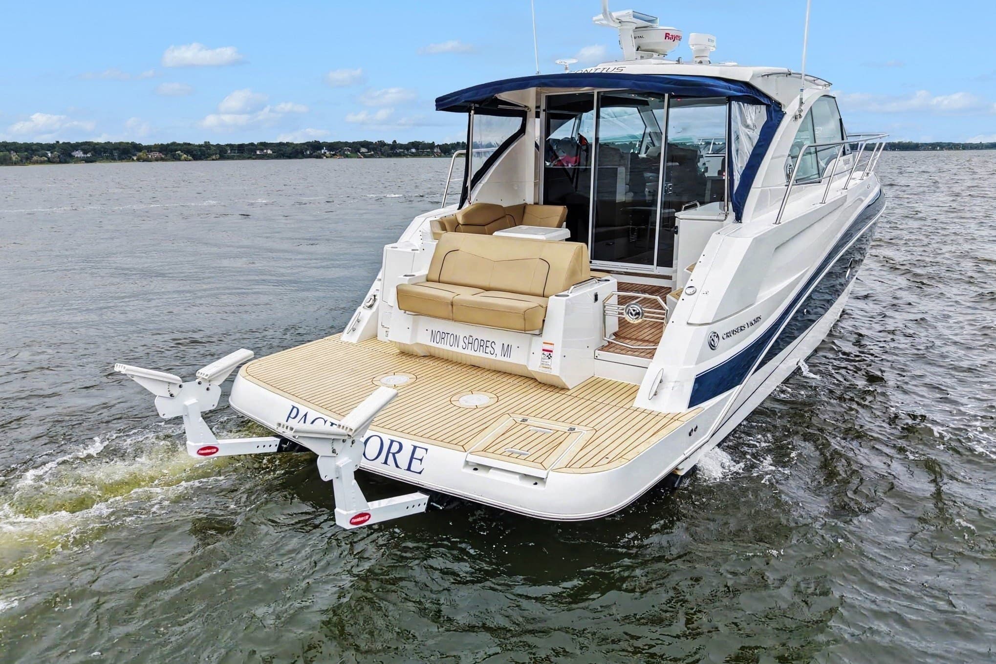 2015 Cruisers Yachts 41 Cantius zum Verkauf in Muskegon, MI Sport Cruiser 5