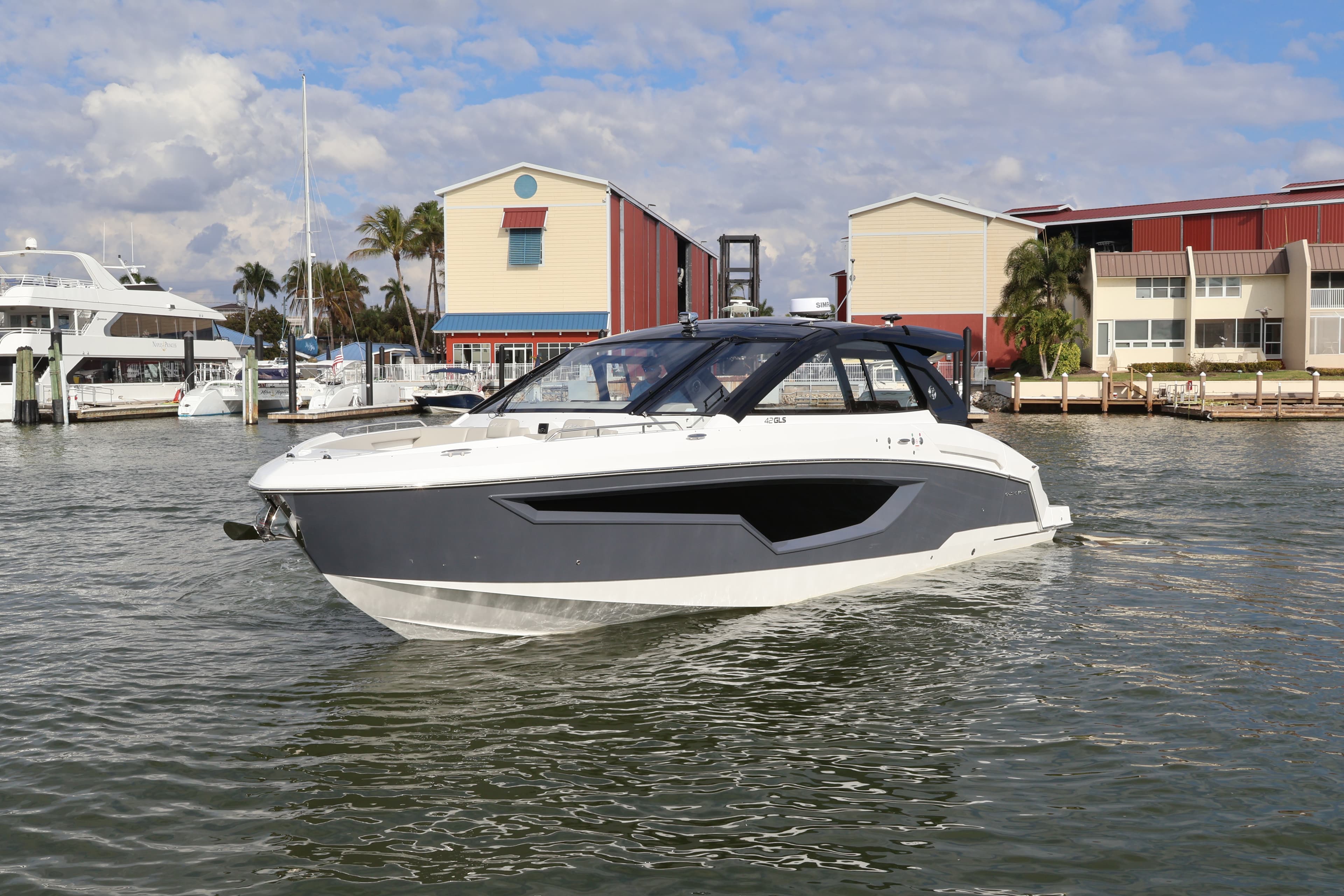 2026 Cruisers Yachts 42 GLS OB zum Verkauf in Naples, Florida Bowrider 3