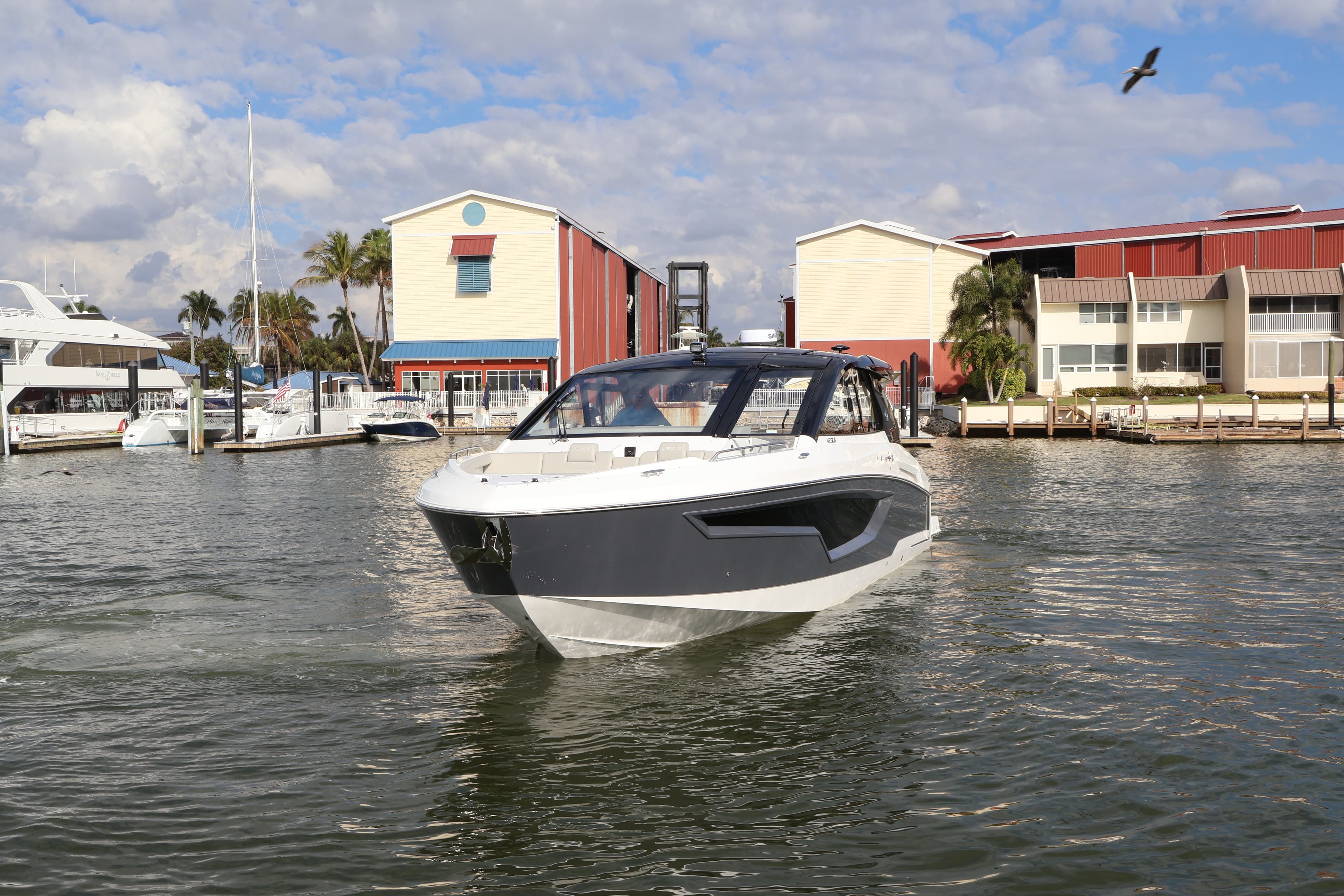 2026 Cruisers Yachts 42 GLS OB zum Verkauf in Naples, Florida Bowrider 4
