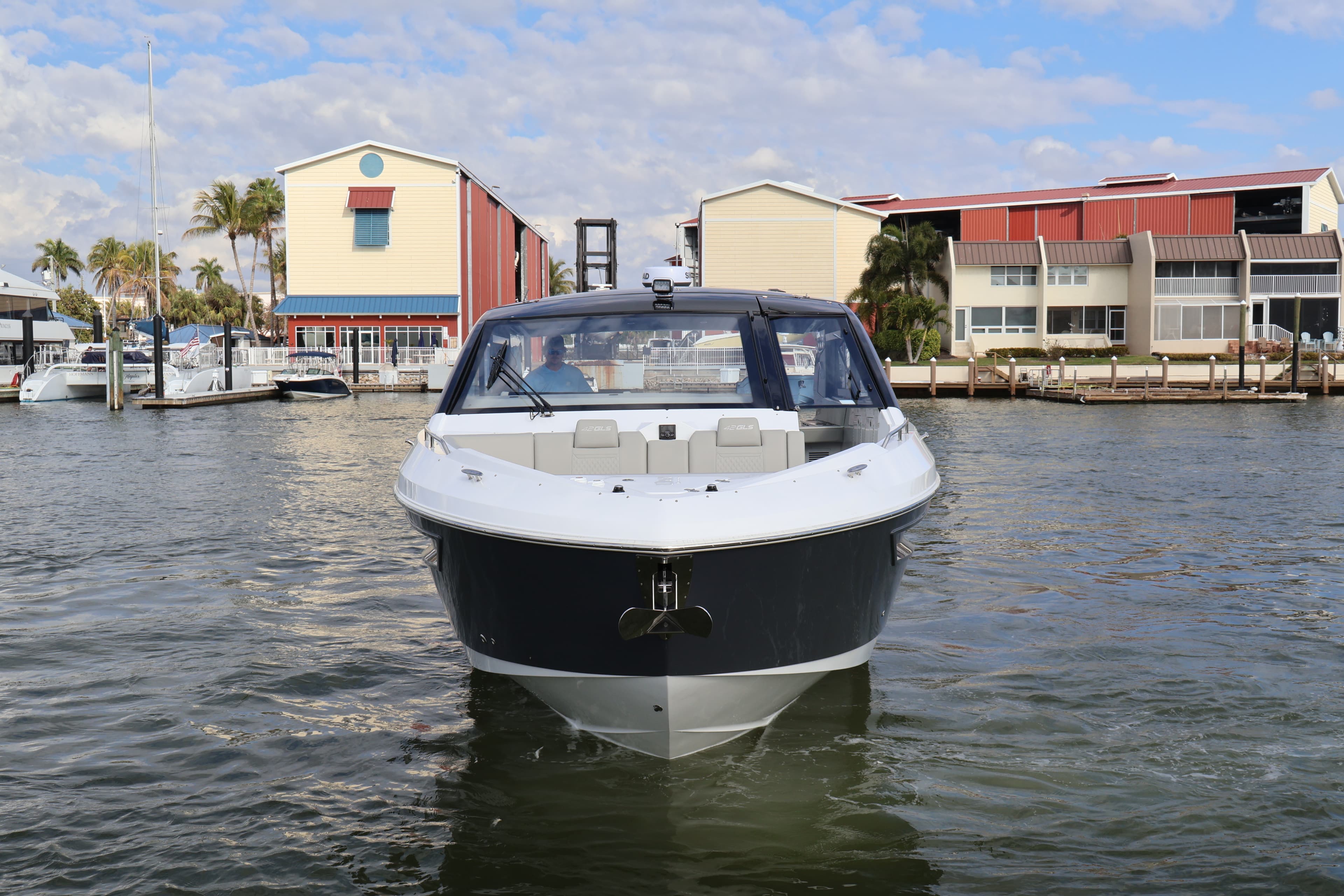 2026 Cruisers Yachts 42 GLS OB zum Verkauf in Naples, Florida Bowrider 5