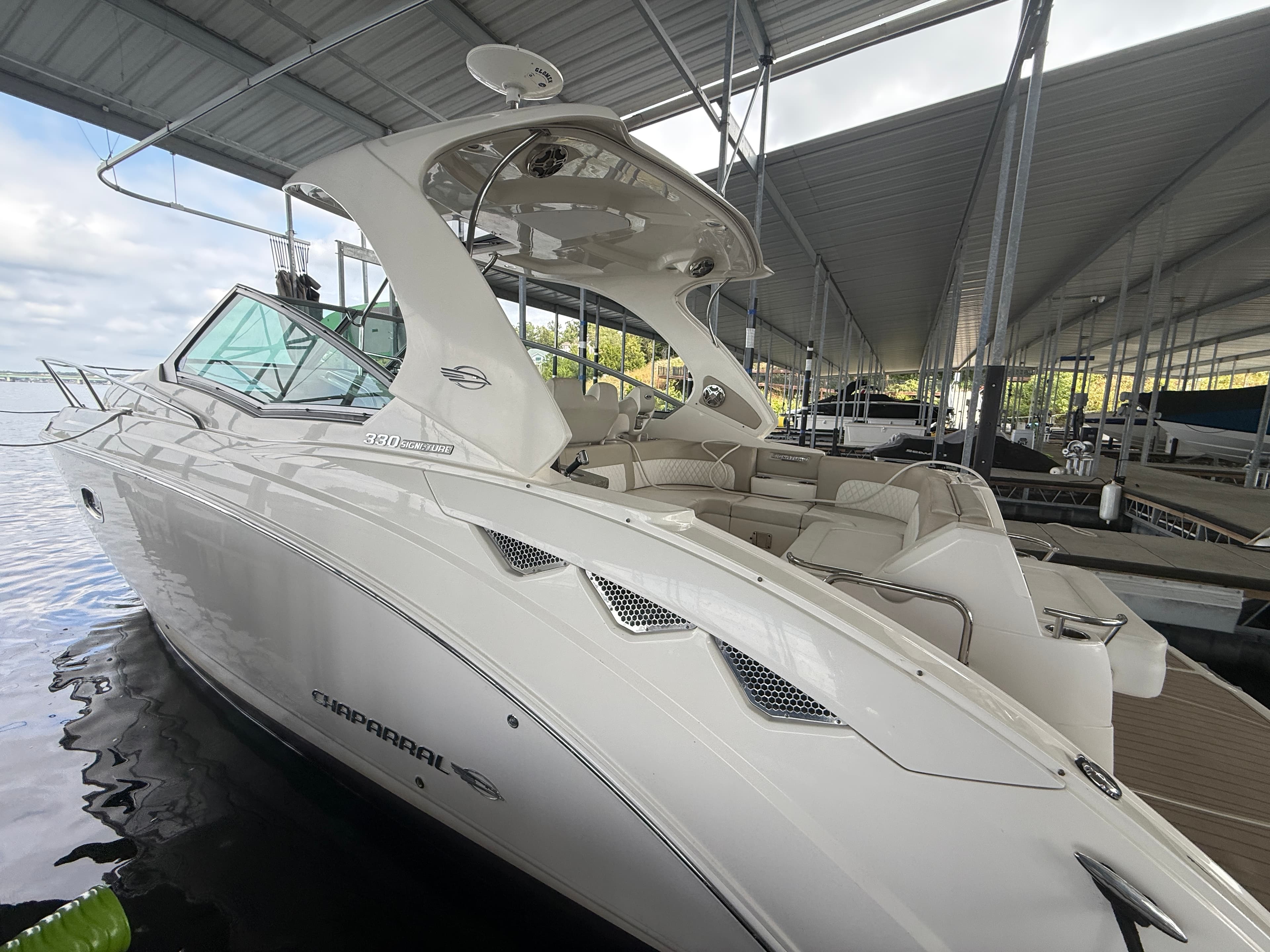 2015 Chaparral 330 Signature zum Verkauf in Lake Ozark, MO Express Cruiser