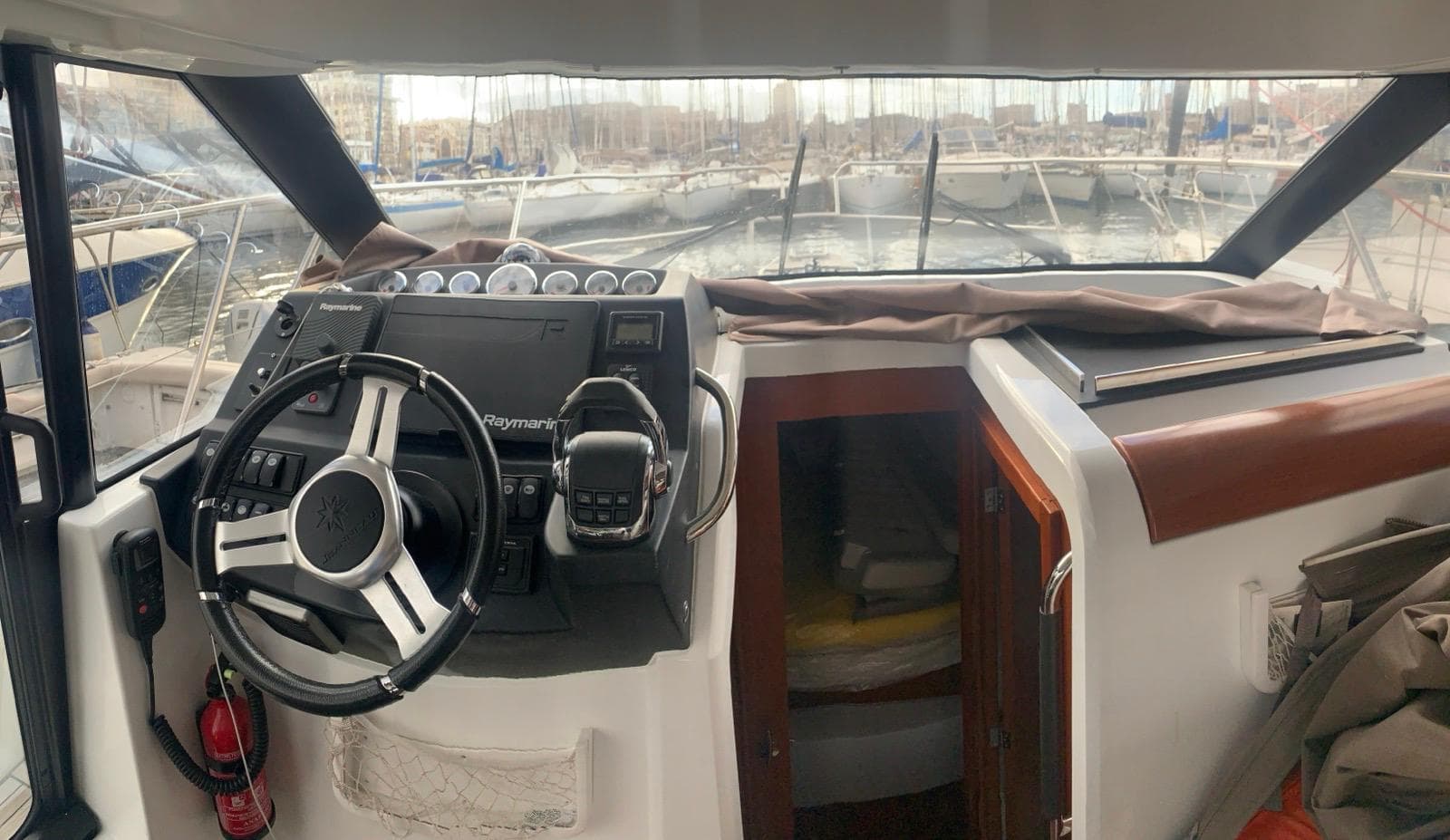2017 Jeanneau NC 9 for Sale in MARSEILLE, Bouches-du-Rhône Pilothouse 3