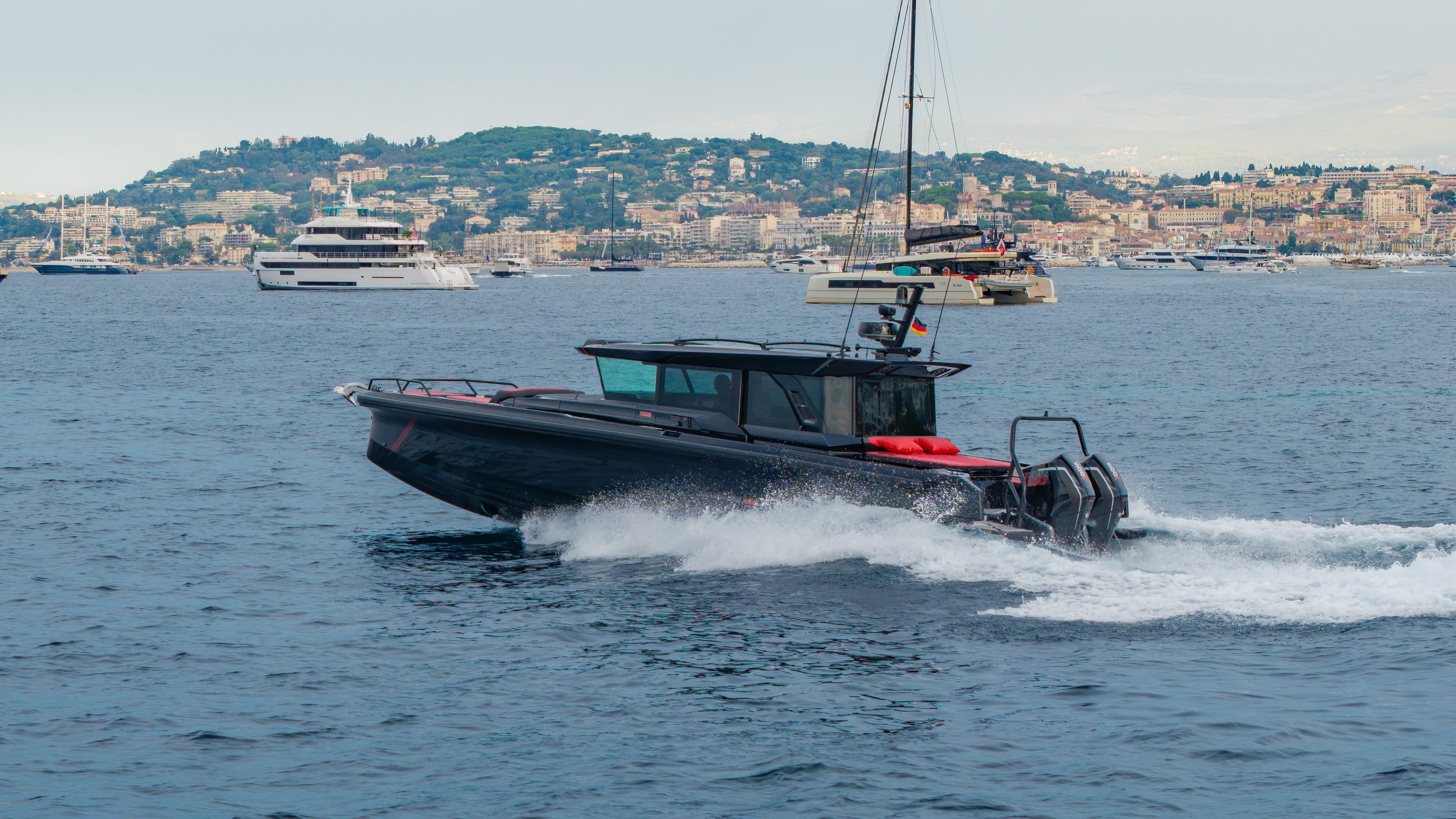 2027 Brabus Marine Shadow 1000 XC Cross Cabin Signature Edition te koop in San Diego, California Motor Yacht 5