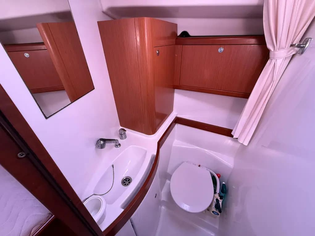 2008 Beneteau Oceanis 40 for Sale in Altea, ES Sloop 4