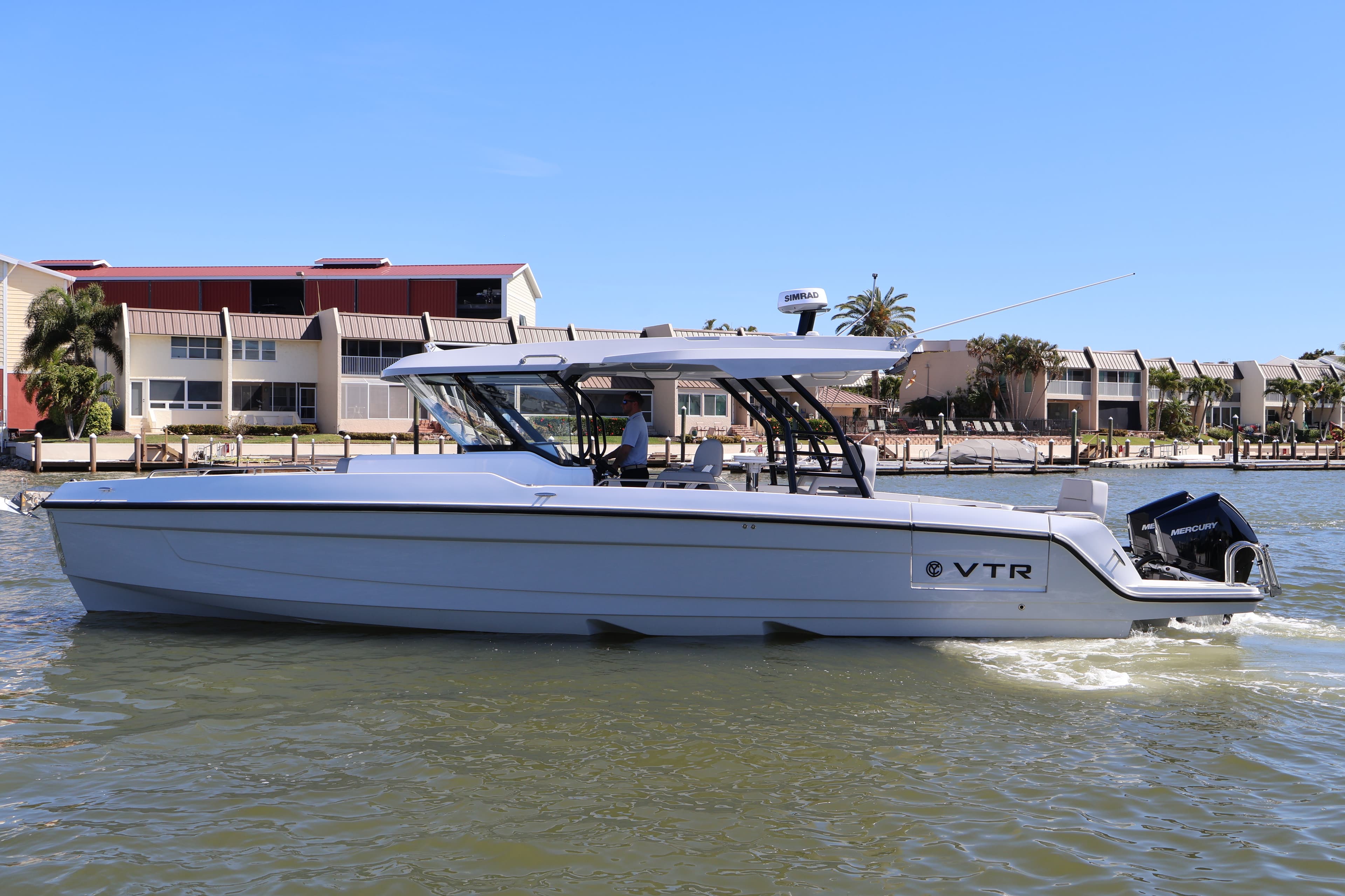 2026 Cruisers Yachts 38 VTR a la venta en Naples, Florida Sport Cruiser