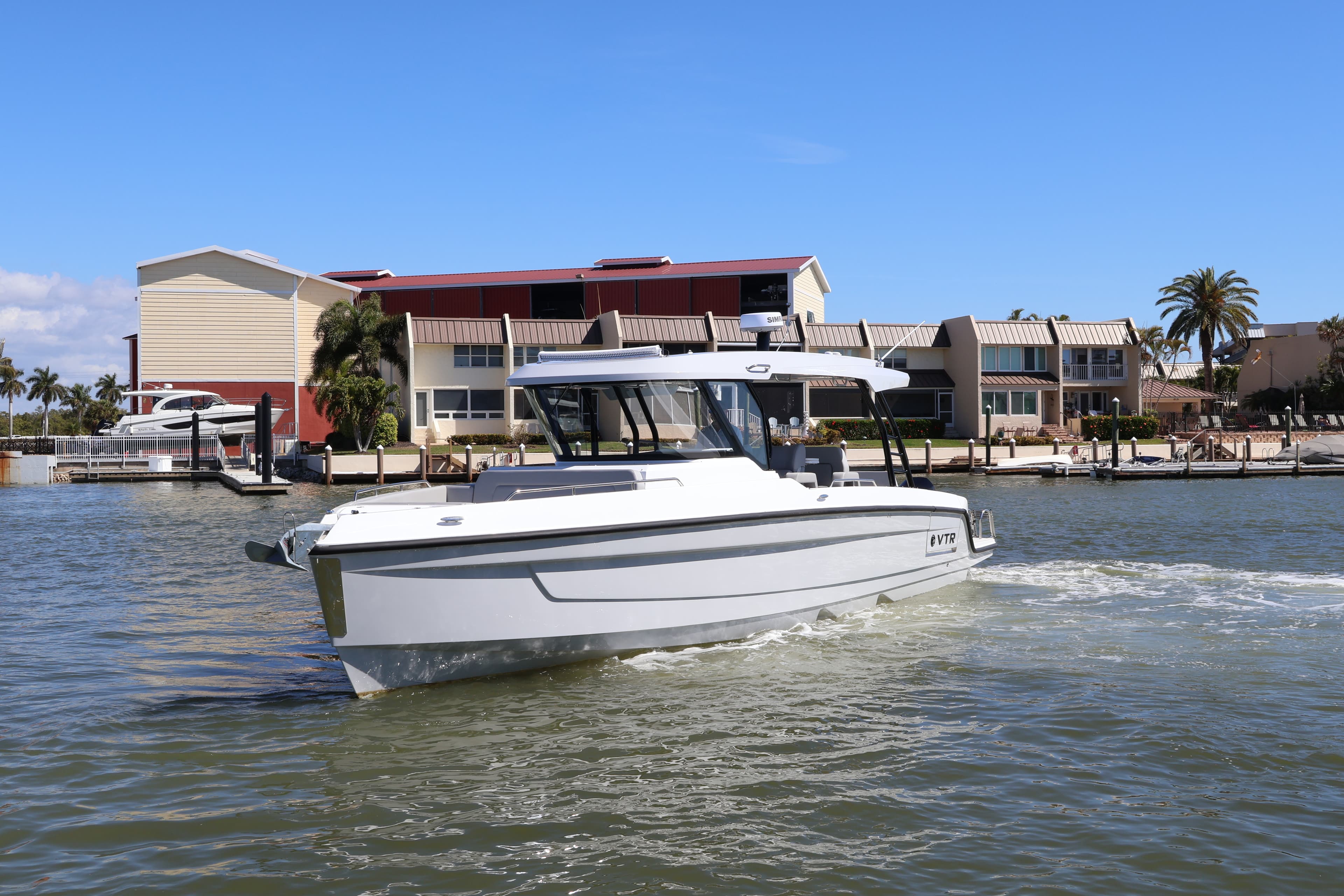 2026 Cruisers Yachts 38 VTR a la venta en Naples, Florida Sport Cruiser 3