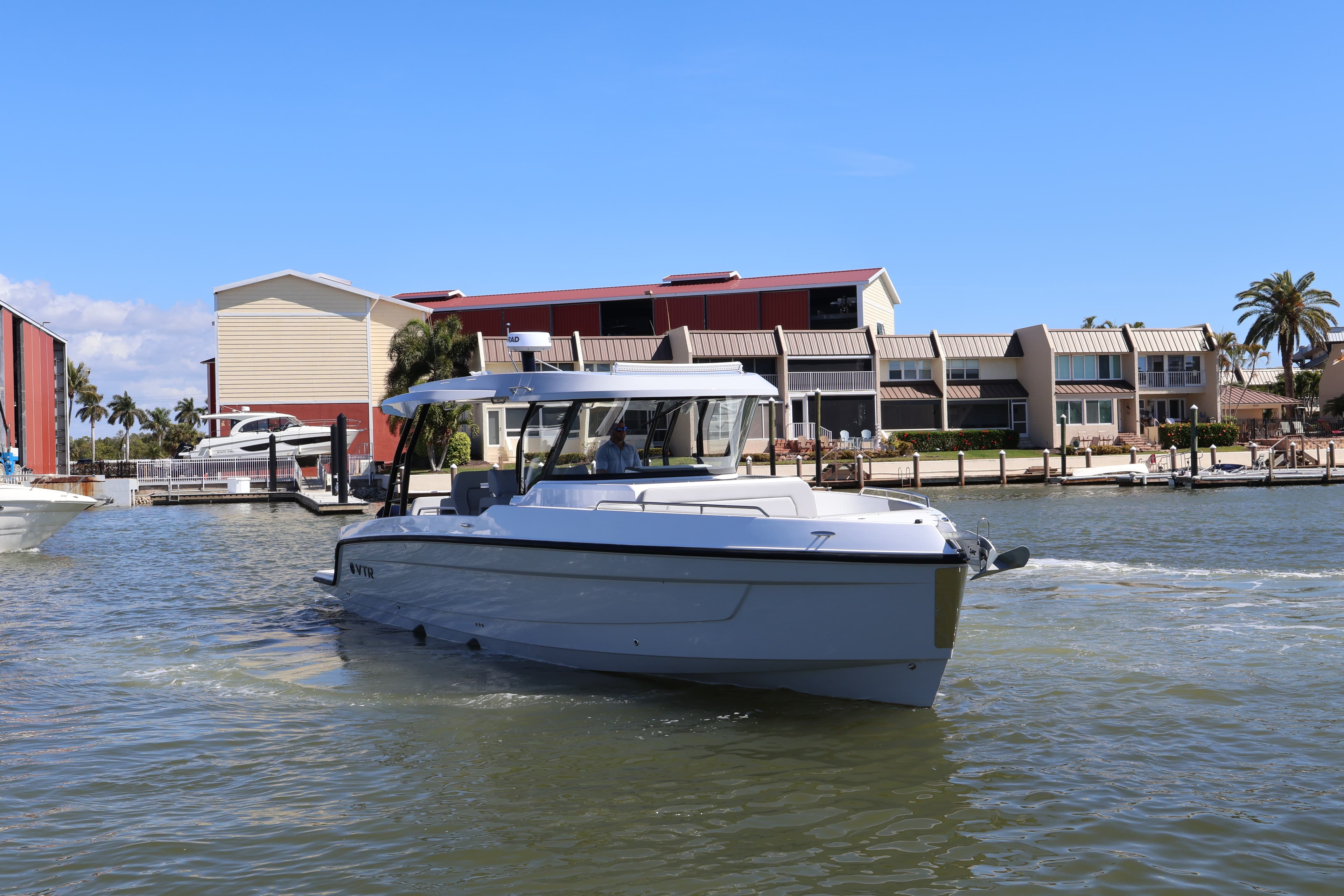 2026 Cruisers Yachts 38 VTR a la venta en Naples, Florida Sport Cruiser 5