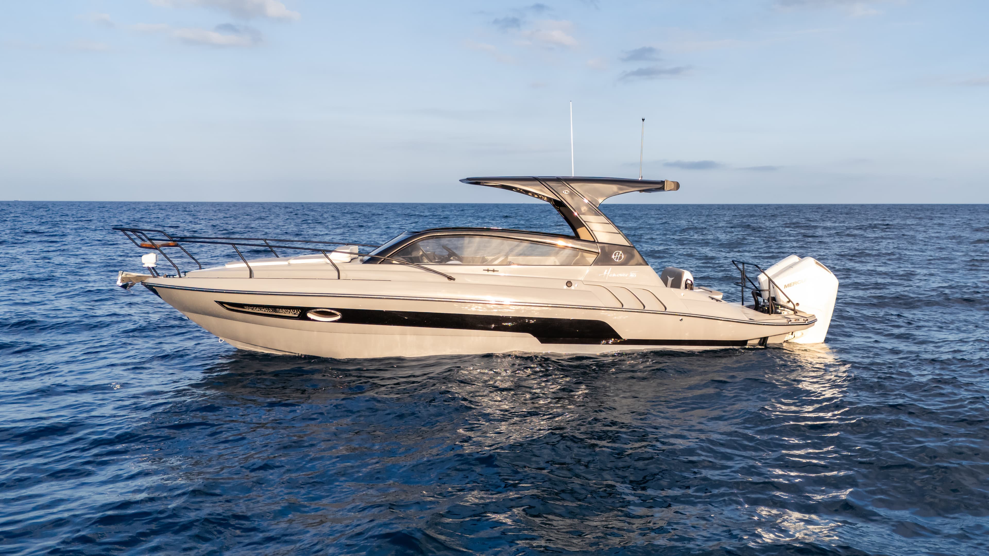 2027 Hanover Yachts 305 zum Verkauf in Newport, Rhode Island Express Cruiser 2