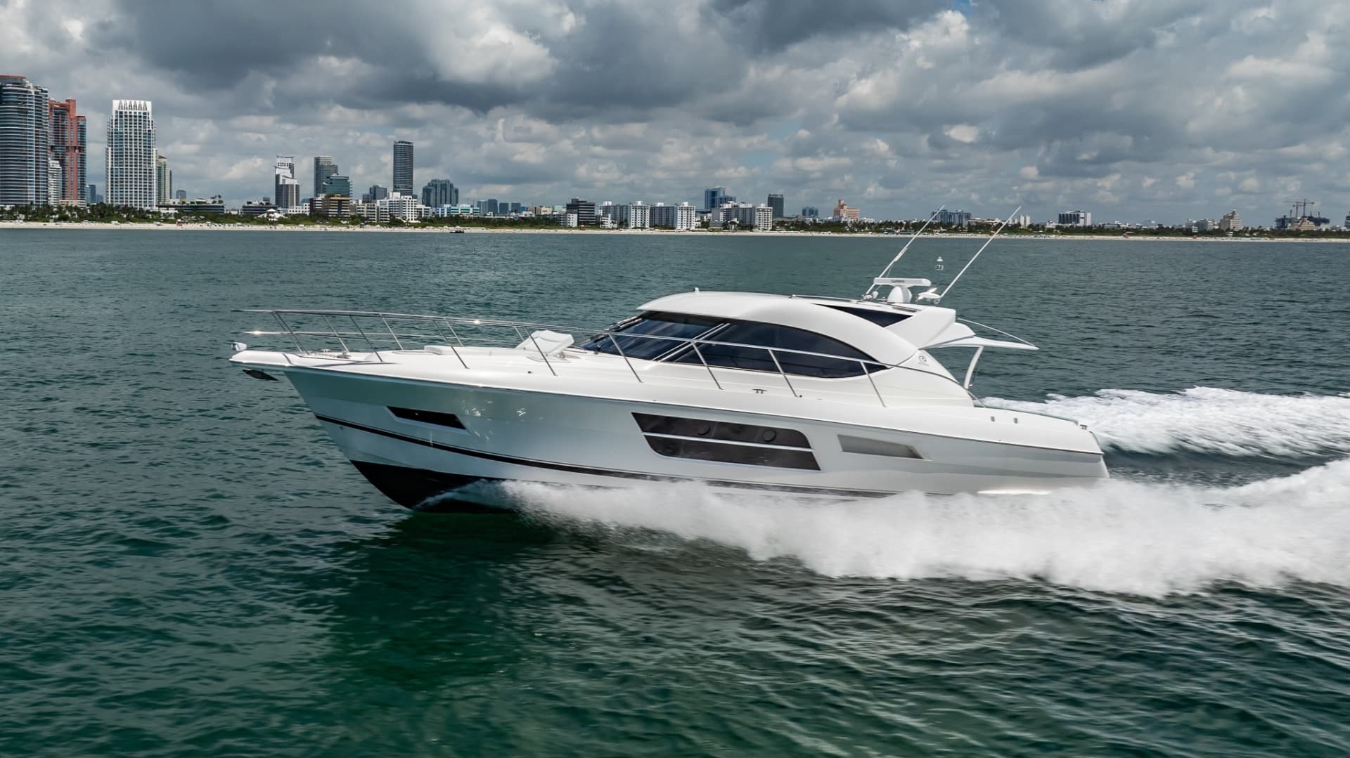 2016 Riviera 5000 Sport Yacht a la venta en Miami Beach, Florida Motor Yacht 3