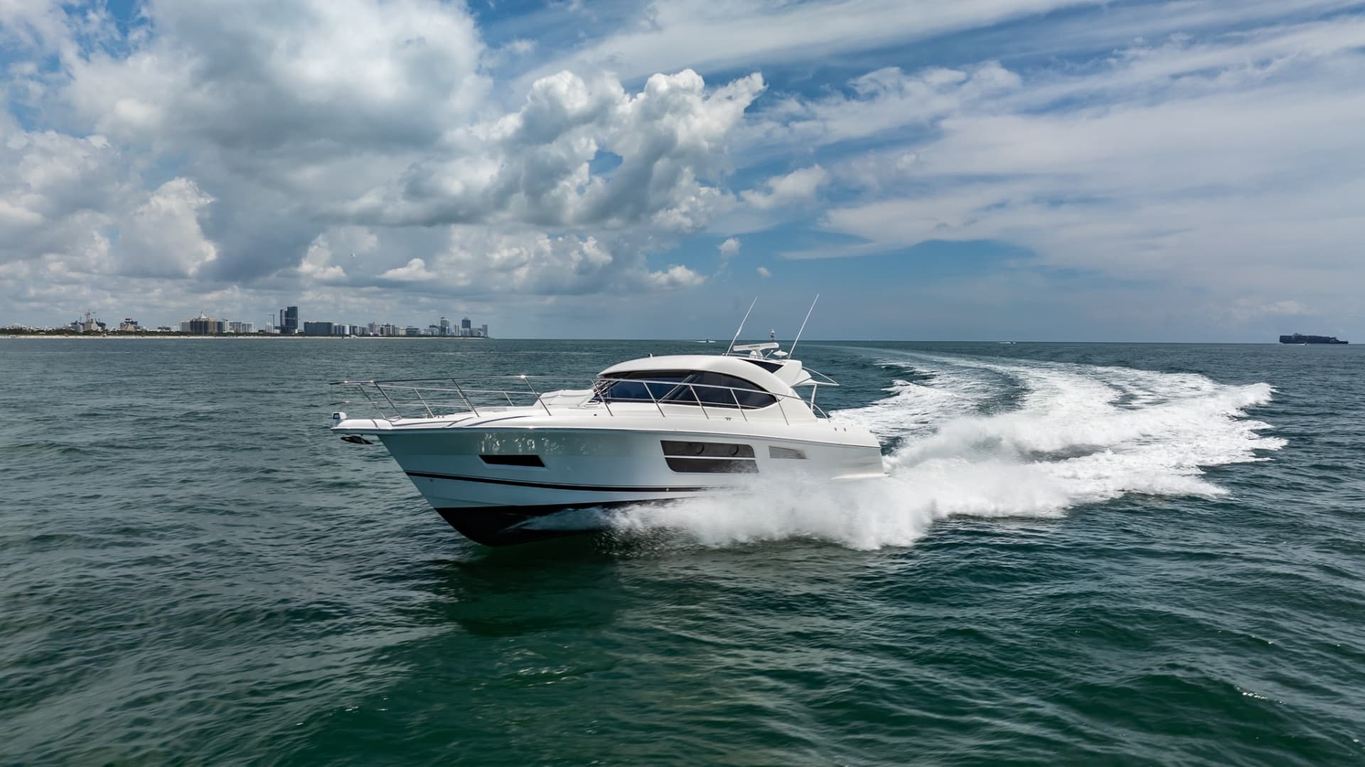 2016 Riviera 5000 Sport Yacht a la venta en Miami Beach, Florida Motor Yacht 4