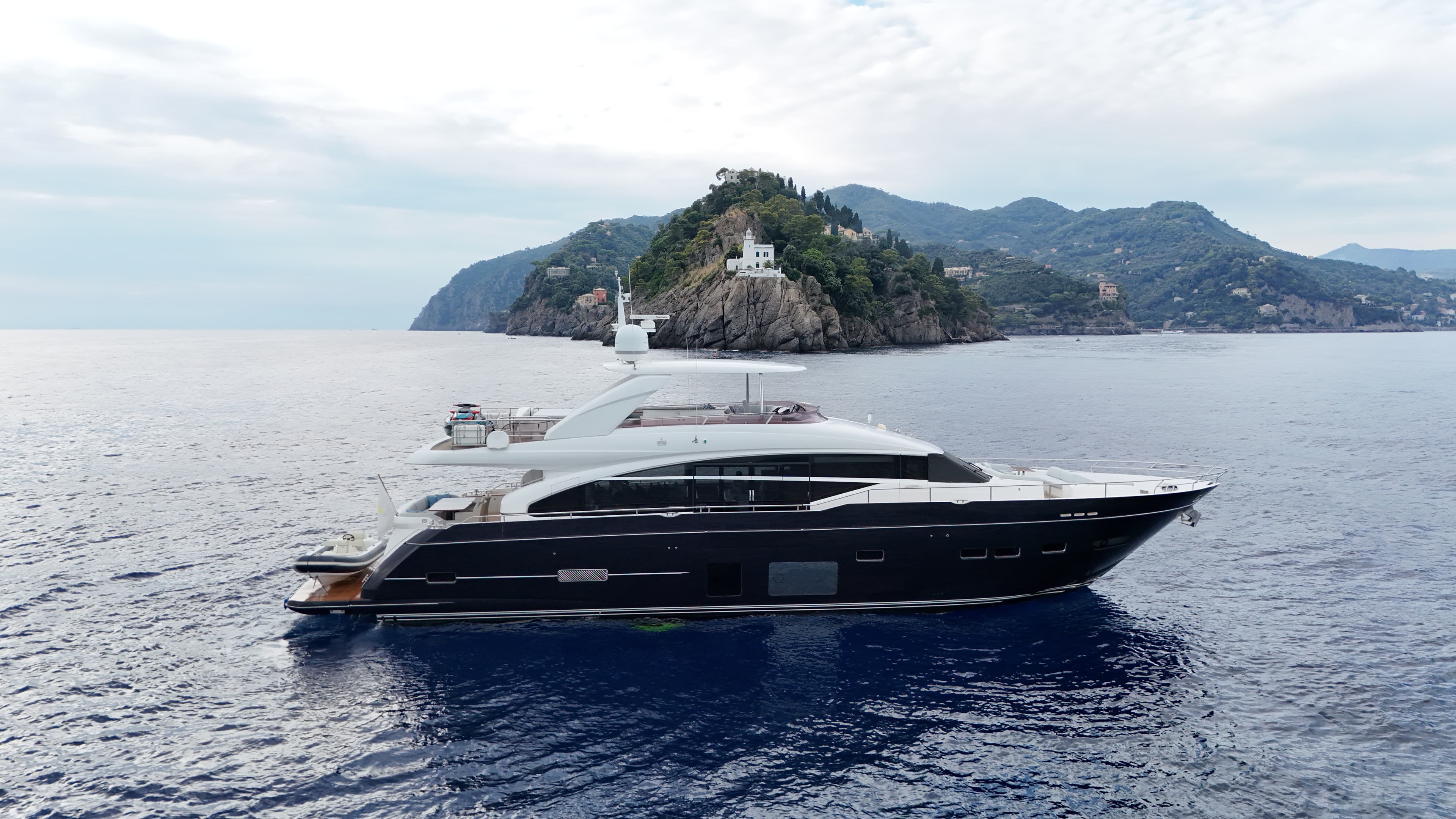 2017 Princess Yachts 88 for Sale in Rapallo, IT Flybridge
