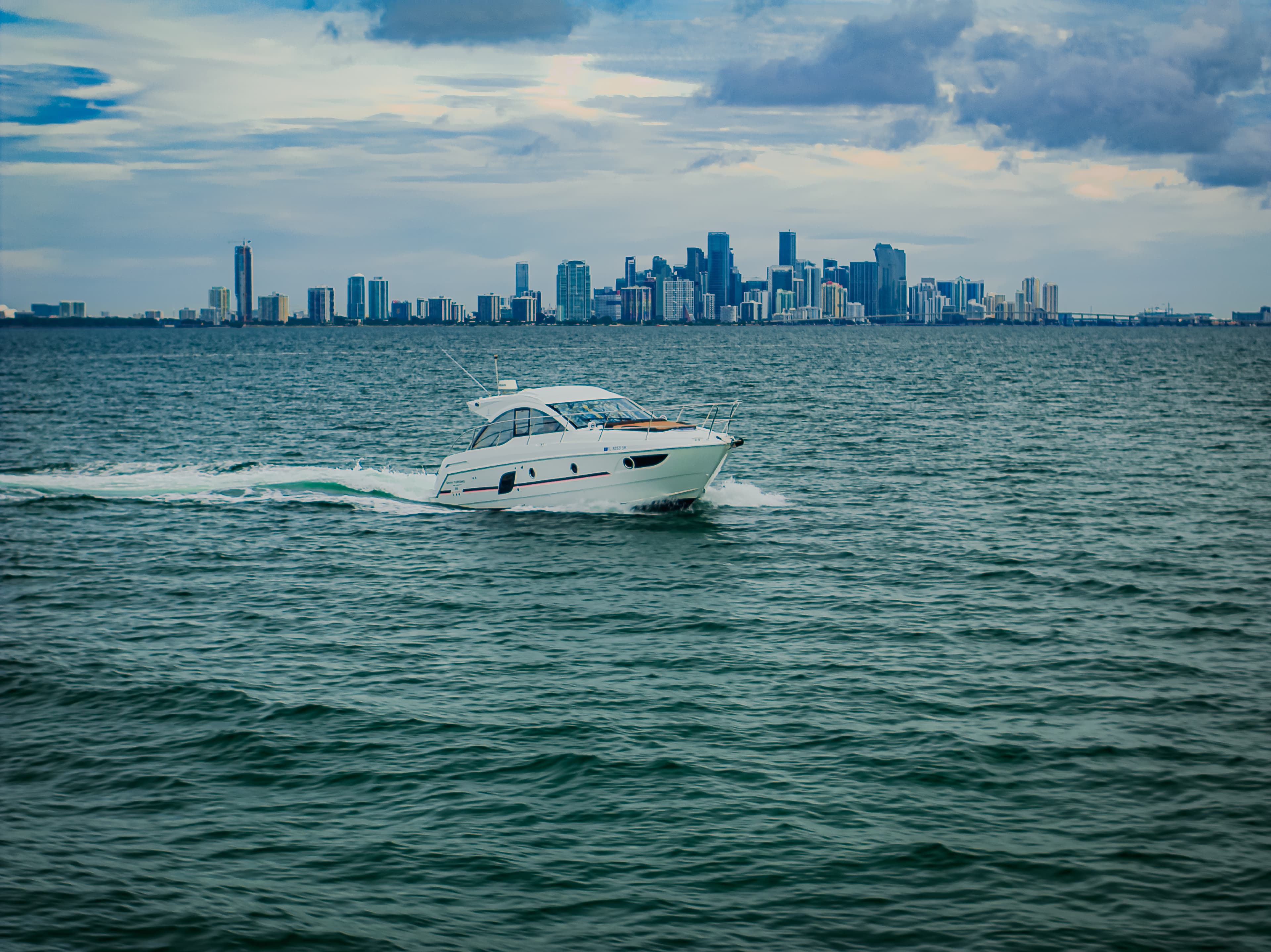 2015 Beneteau Gran Turismo 38 in vendita a Miami, Florida Express Cruiser 2