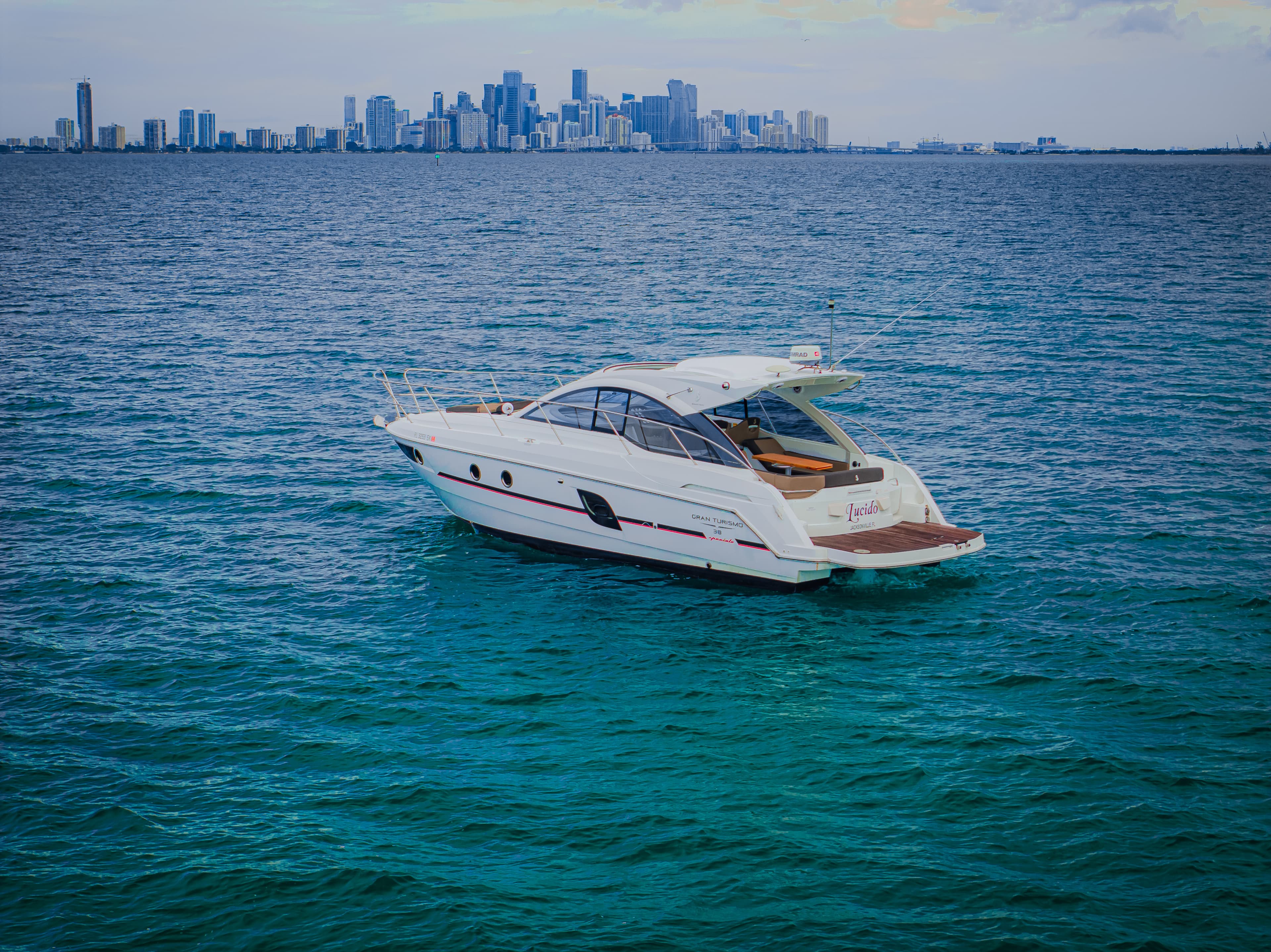 2015 Beneteau Gran Turismo 38 in vendita a Miami, Florida Express Cruiser 4