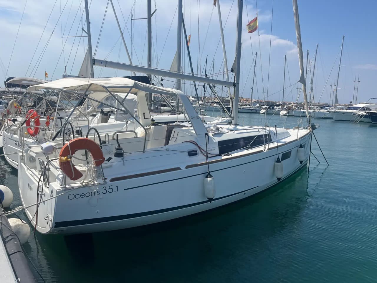 2022 Beneteau Oceanis 35 zum Verkauf in Viladamat, ES Sloop 2