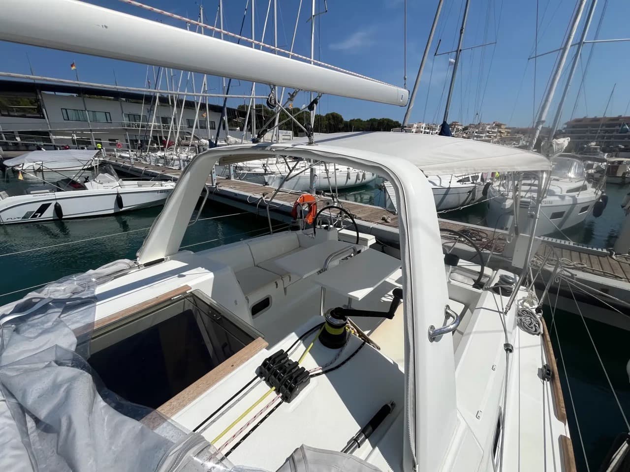 2022 Beneteau Oceanis 35 zum Verkauf in Viladamat, ES Sloop 4