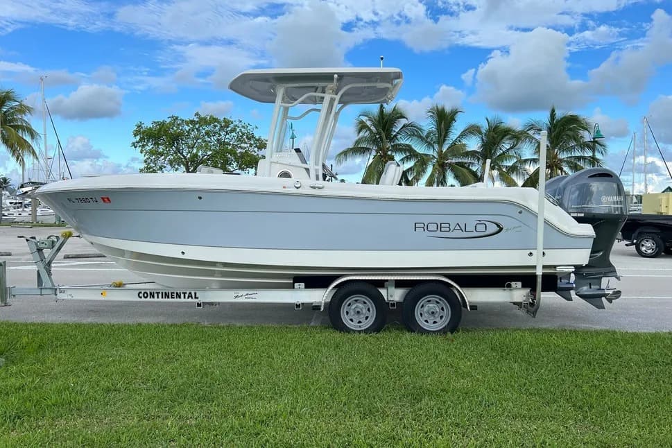 2023 Robalo R242 Center Console a la venta en Miami Beach, Florida Center Console