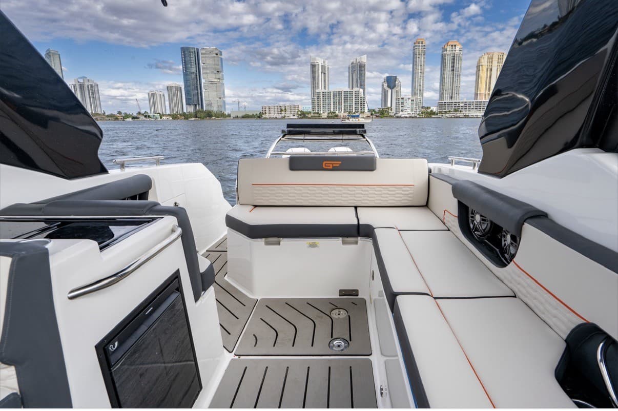 2026 Granfort Boats USA 300 GTX a la venta en Miami, Florida Cruiser 5