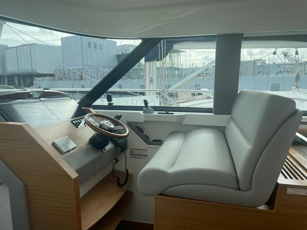 2023 Tiara Yachts C44 Coupe in vendita a Naples, IT Express Cruiser 4