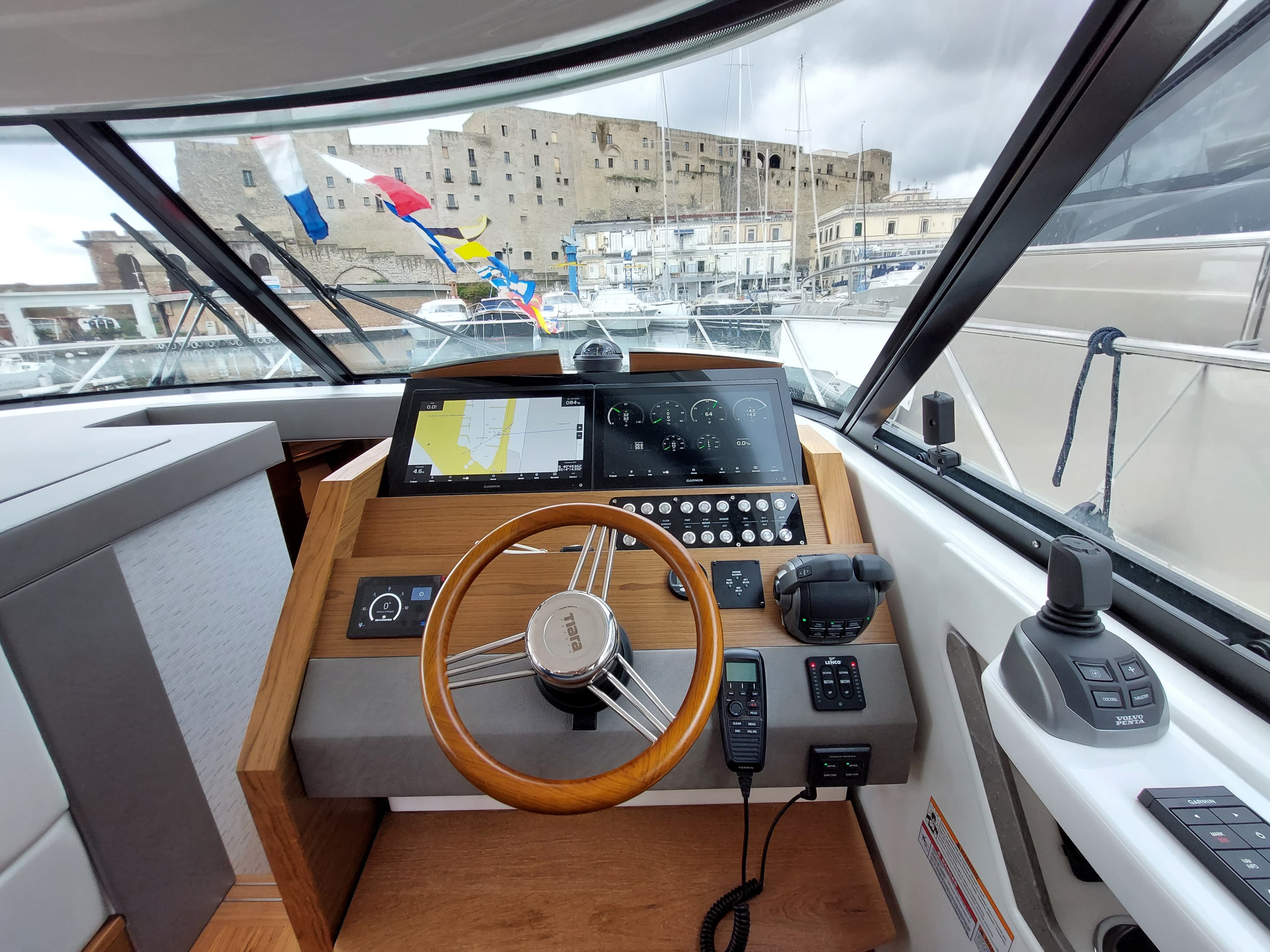 2023 Tiara Yachts C44 Coupe in vendita a Naples, IT Express Cruiser 5
