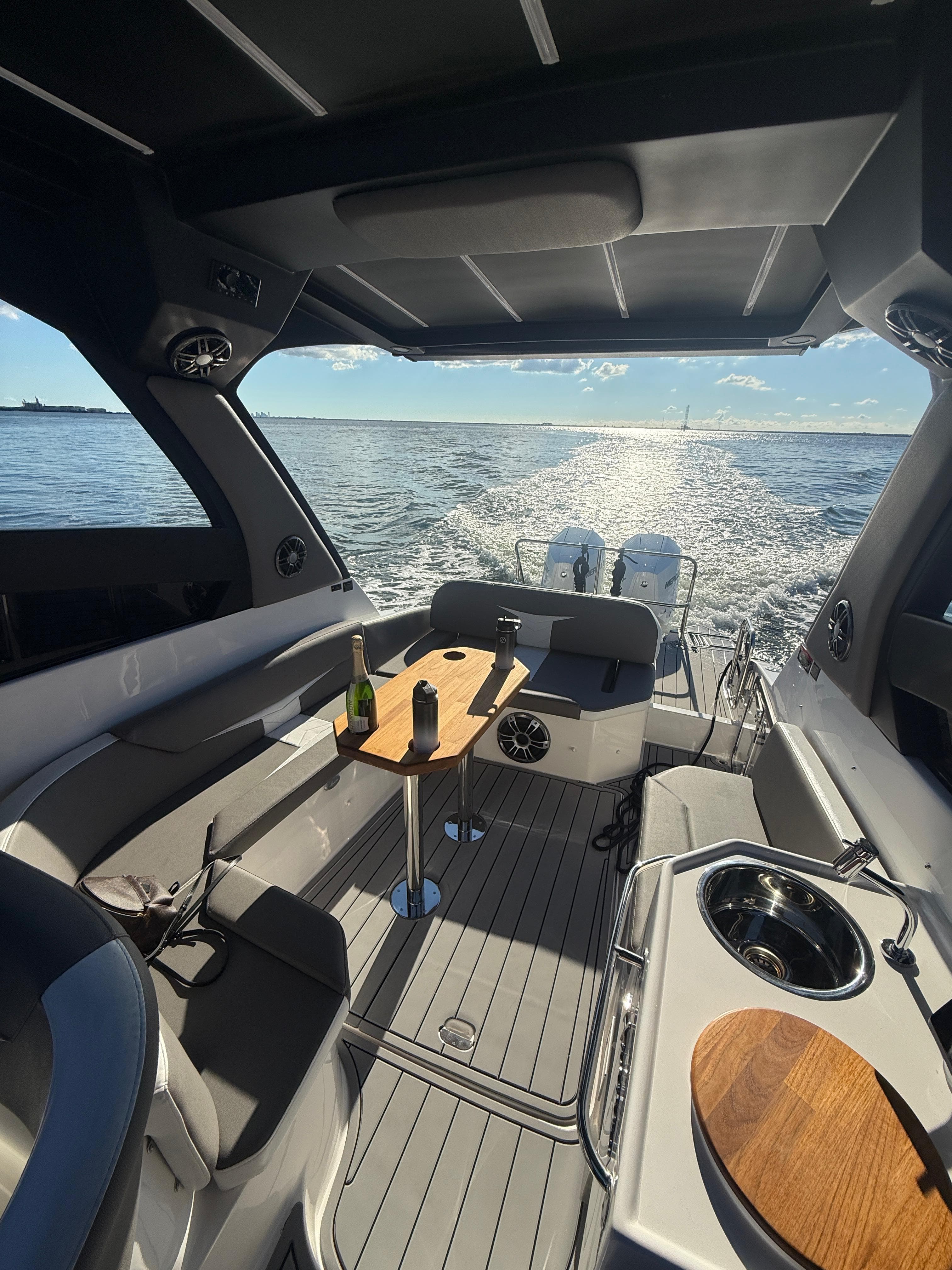 2025 Hanover Yachts 305 in vendita a Tampa, Florida Express Cruiser 3