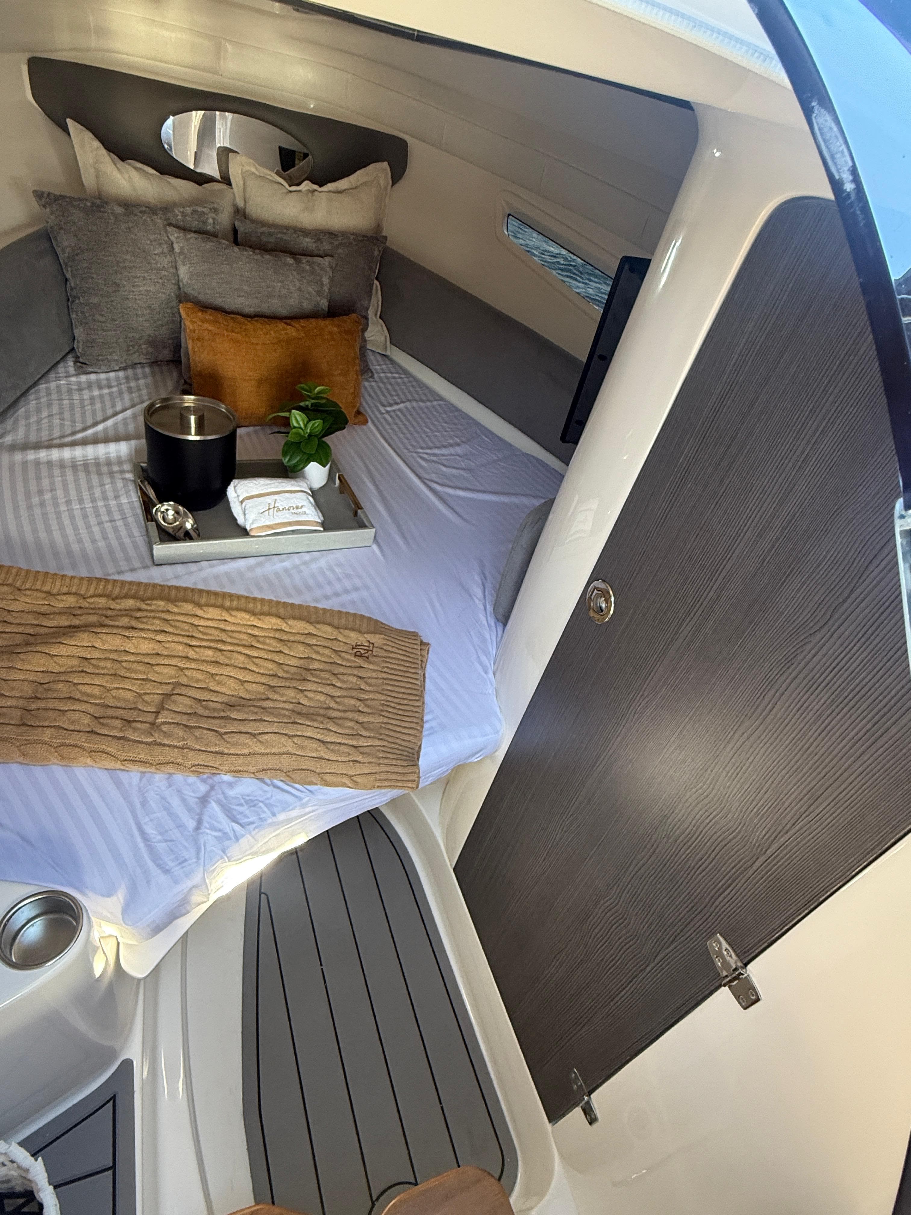 2025 Hanover Yachts 305 in vendita a Tampa, Florida Express Cruiser 4