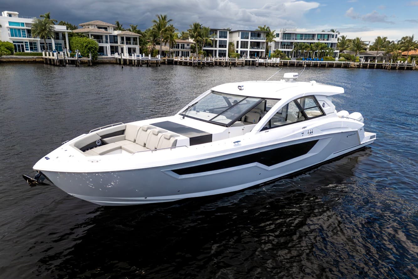 2026 Cruisers Yachts 50 GLS zum Verkauf in Pompano Beach, Florida Day Boats 2