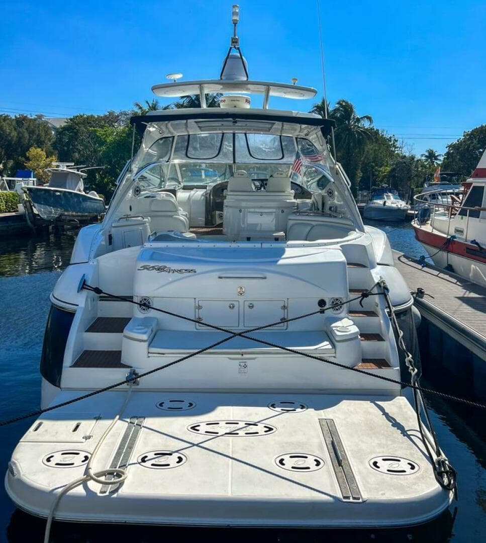 2011 Cruisers Yachts 560 Express in vendita a Miami, Florida Express Cruiser 2