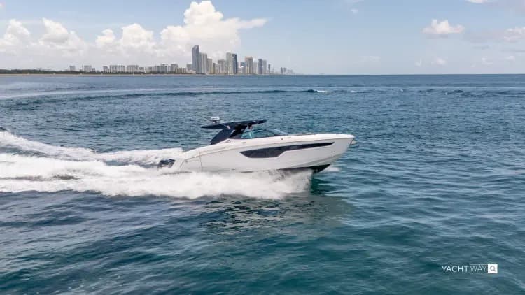 2021 Cruisers Yachts 38 GLS OB zum Verkauf in Miami Beach, Florida Sport Cruiser 3
